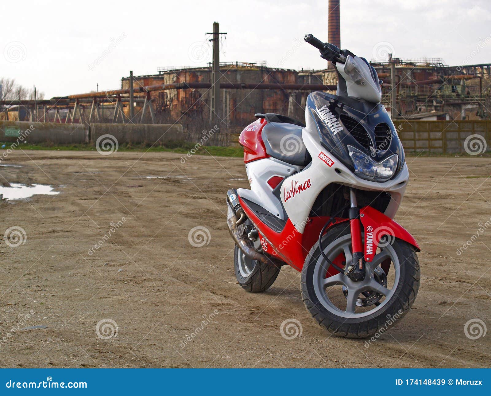 工业区雅马哈50cc小型摩托车编辑类库存图片 图片包括有山叶 采取 罗马尼亚 滑行车 冲程