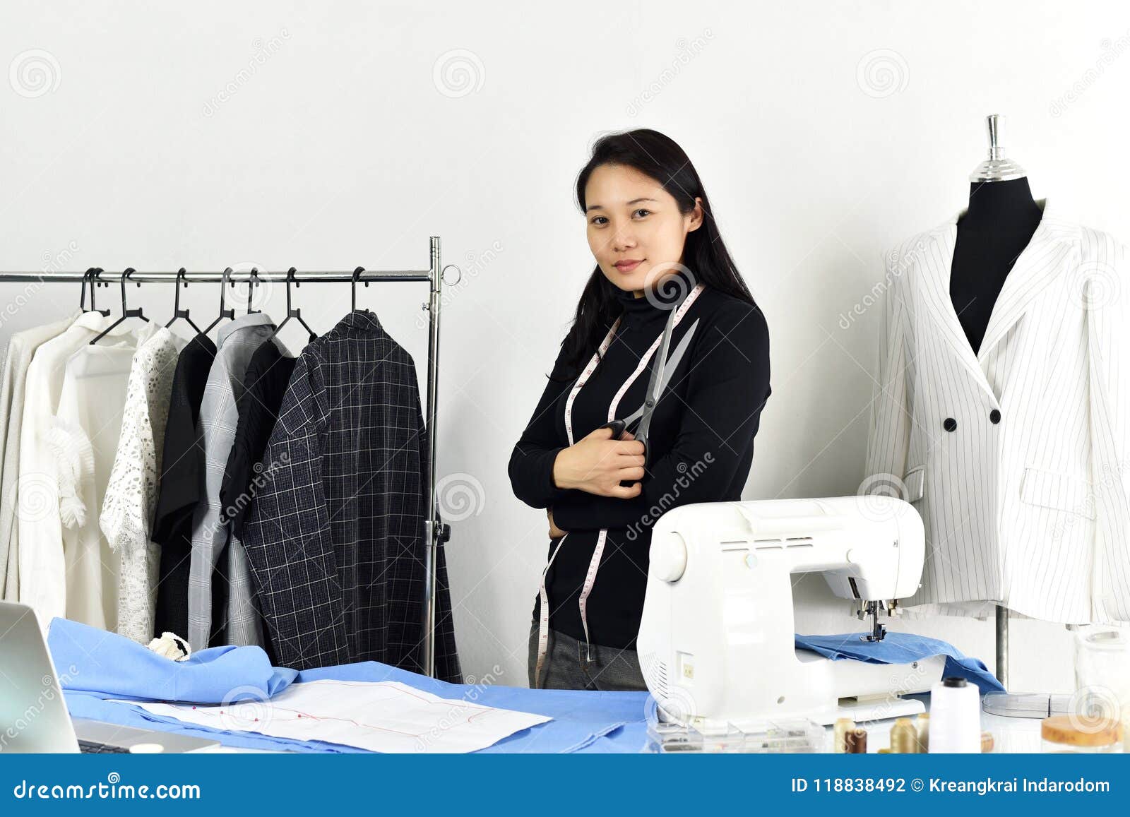 工作在她的陈列室演播室的亚裔时装设计师 女性在名牌服装购物库存照片 图片包括有