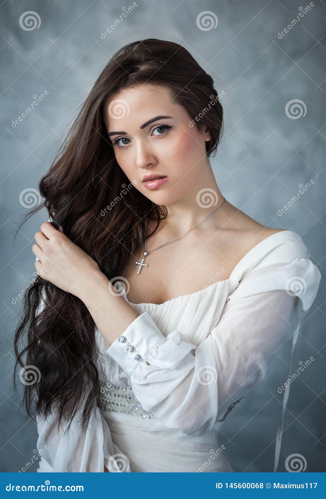 工作室蓝色背景中深蓝色白裙美女画像库存照片 图片包括有夫人 表面 有吸引力的 人们 皮肤