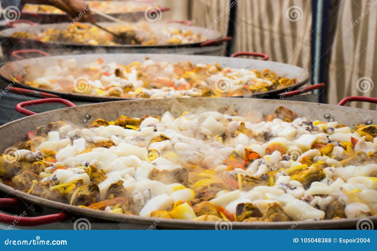 巨型肉菜饭在巨大的平底锅准备为宴会库存照片 图片包括有水稻 可口 番红花 大虾 膳食 黄色 巨型肉菜饭在巨大的平底锅准备为宴会库存照片 图片包括有水稻 可口 番红花 大虾 膳食 黄色