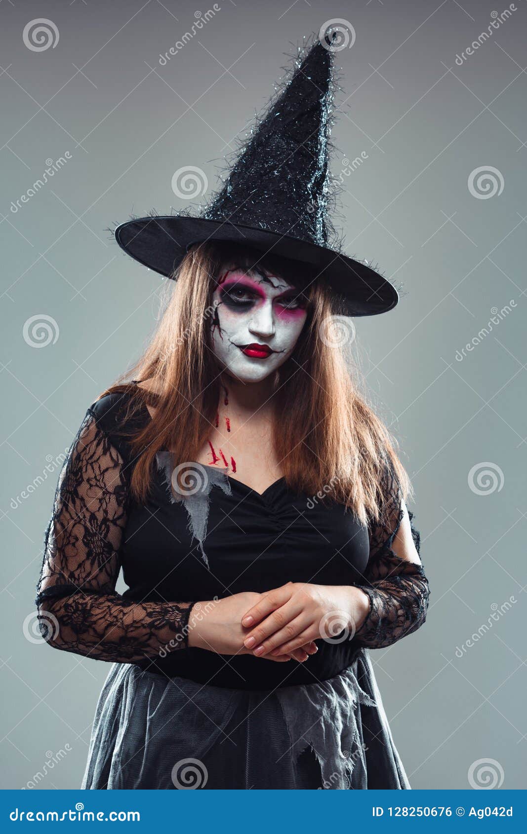 巫婆万圣夜服装的哥特式少妇有帽子身分的库存照片 图片包括有恐怖 礼服 背包 女性 成人