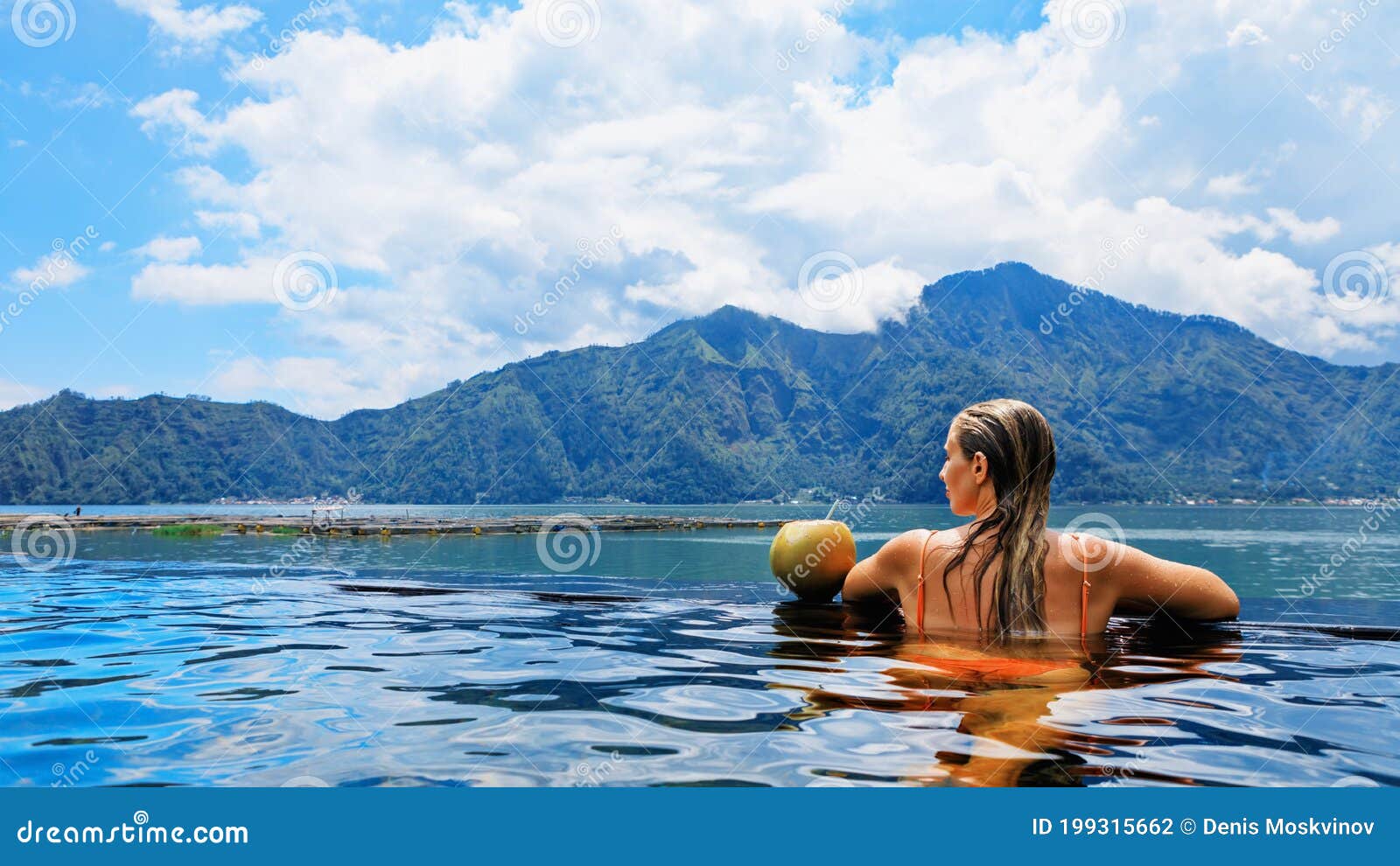 巴图尔火山温泉水疗中心的快乐女子库存照片 图片包括有享用 海岛 旅馆 生活方式 椰子 快乐 巴图尔火山温泉水疗中心的快乐女子库存照片 图片包括有享用 海岛 旅馆 生活方式 椰子 快乐