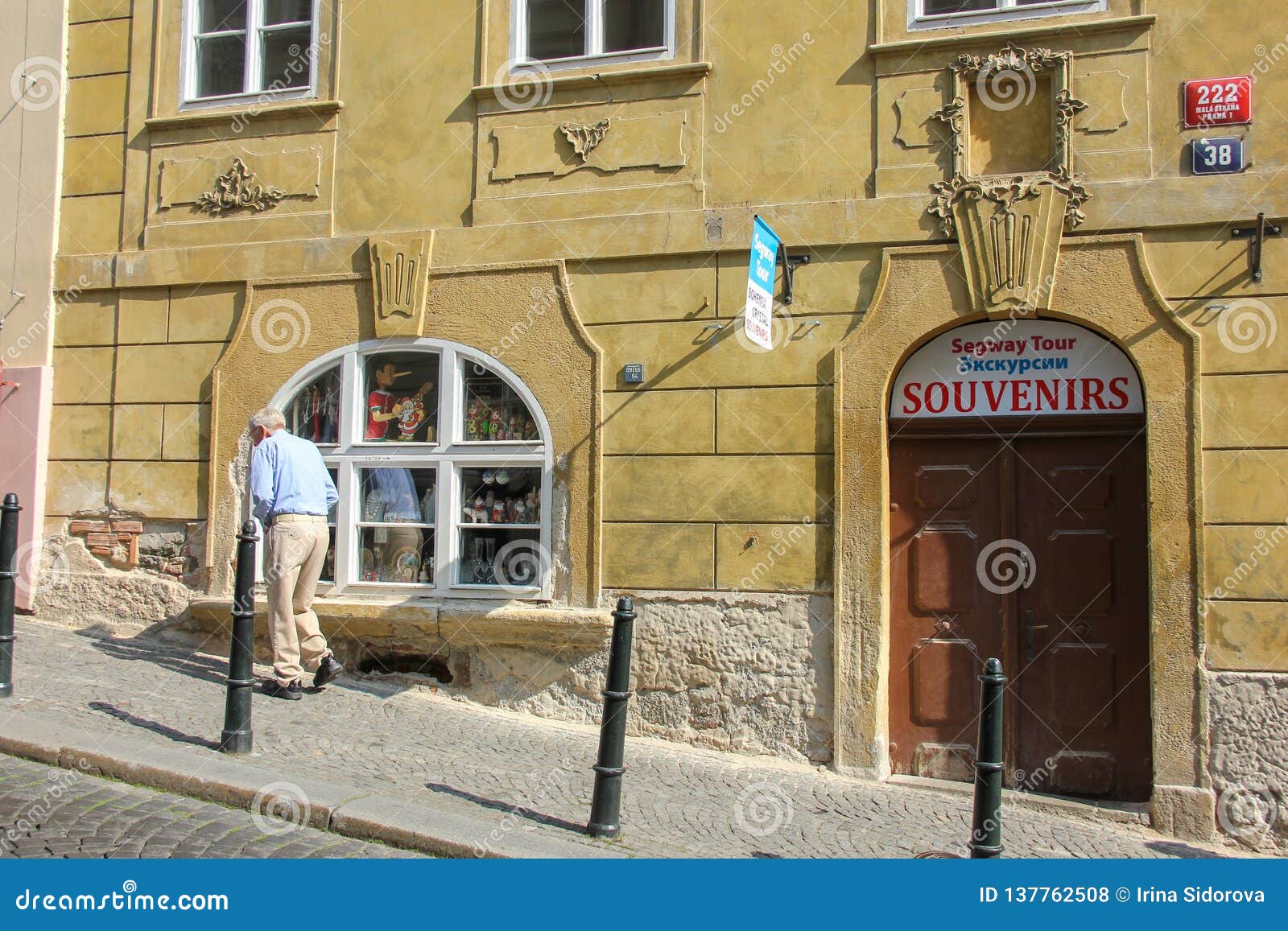布拉格 捷克 16年5月 进来在甜老街道上的老人在传统建筑附近美丽的门面编辑类库存照片 图片包括有16年5月 进来在甜老街道上的老人在传统建筑附近美丽的门面 布拉格 捷克