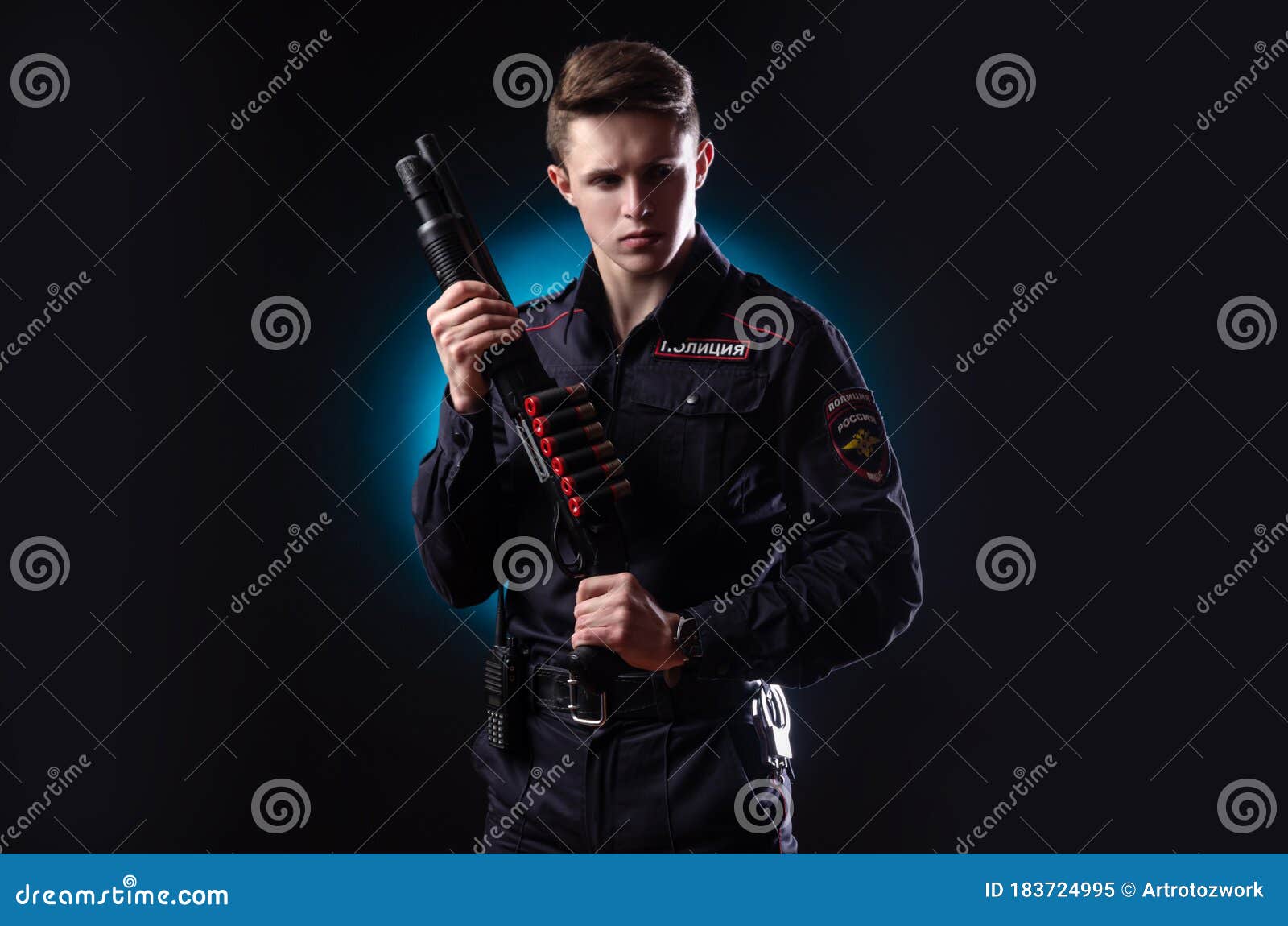 帅哥穿着警察制服 带枪俄罗斯英语翻译警察库存图片 图片包括有性感 法律 权限 官员 正义