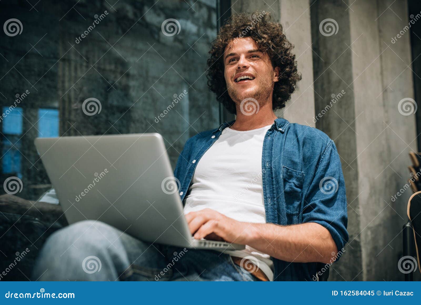 帅气的卷发男 用笔记本电脑上网与客户在线聊天的聪明自由职业男聪明男库存图片 图片包括有了解 快乐 帅气的卷发男 用笔记本电脑上网与客户在线聊天的聪明自由职业男聪明男库存图片 图片包括有了解 快乐