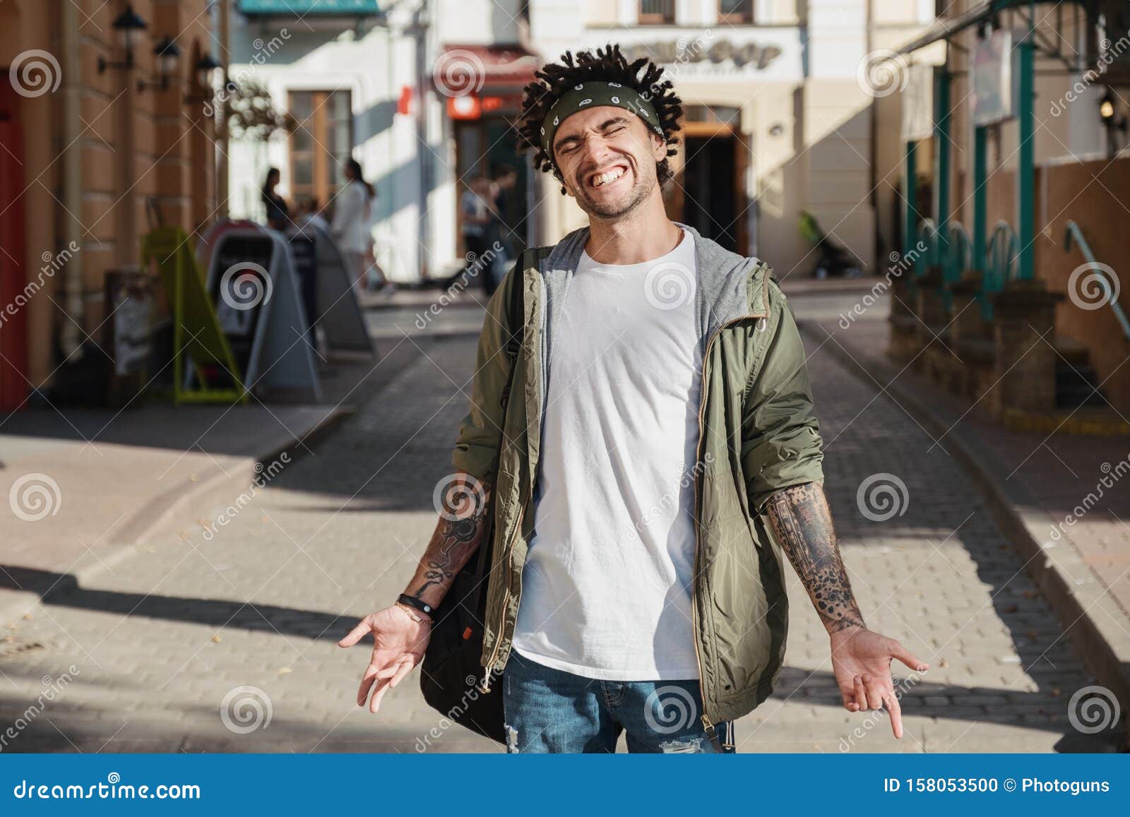 帅气的年轻男人 留着无畏的发型和头巾 黑帮说唱歌手 城市街上的说唱歌手非洲地下库存照片 图片包括有小流氓 男人