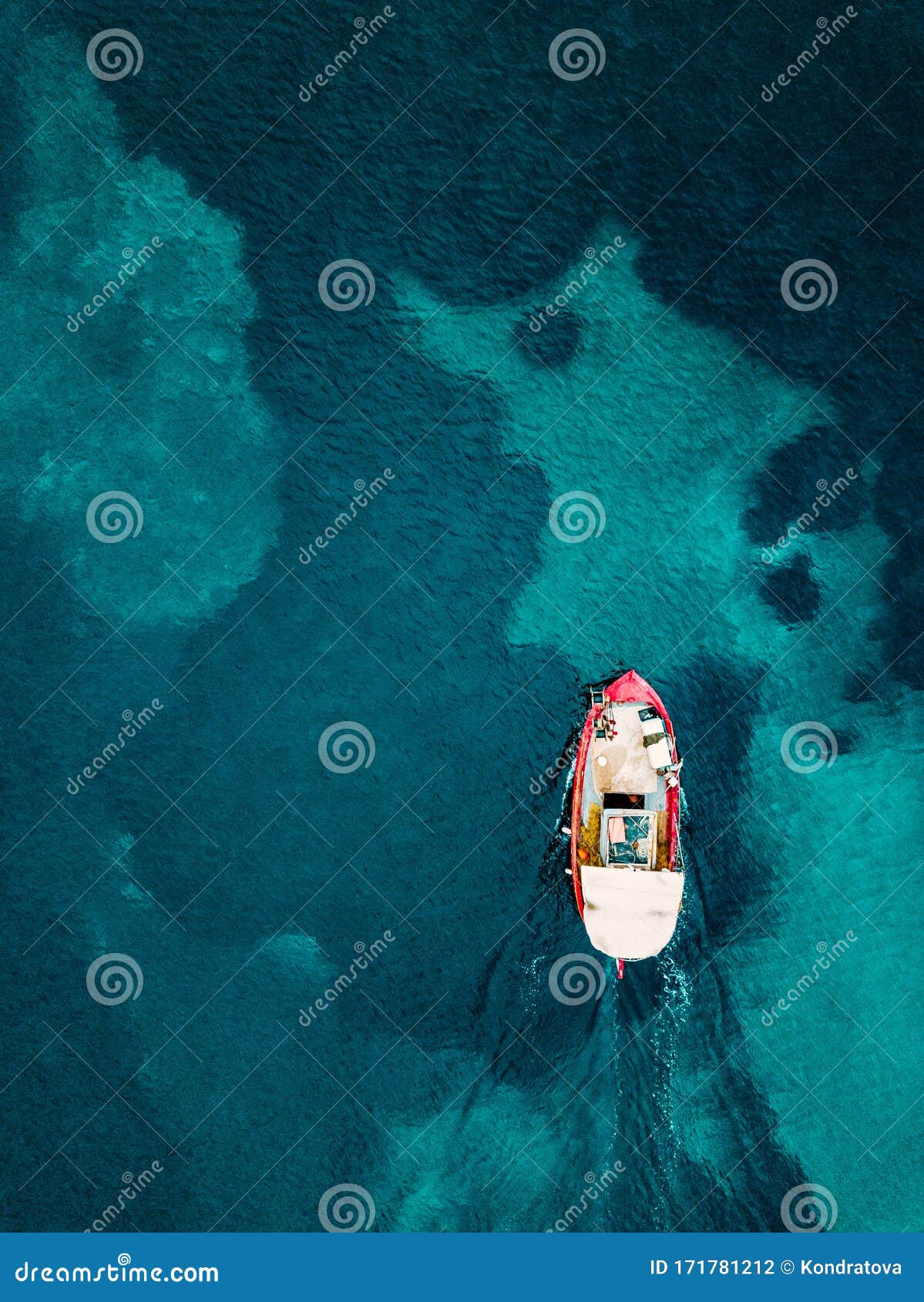 希腊蓝海老渔船的航视库存照片 图片包括有希腊蓝海老渔船的航视