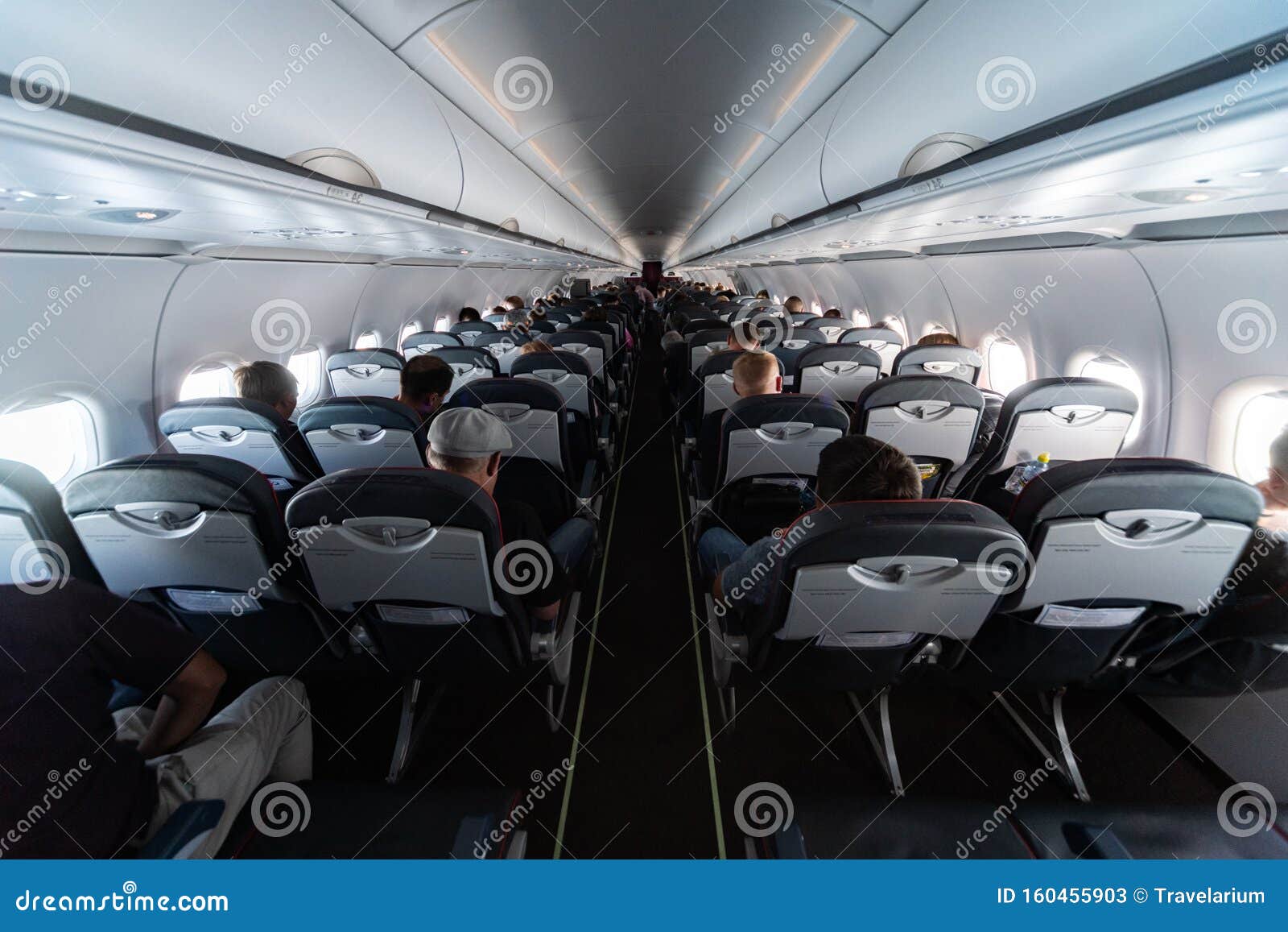 带乘客的飞机舱座新型廉价航空公司的经济类别 无延误或取消航班编辑类库存照片 图片包括有新型廉价航空公司的经济类别 无延误或取消航班 带乘客的飞机舱座
