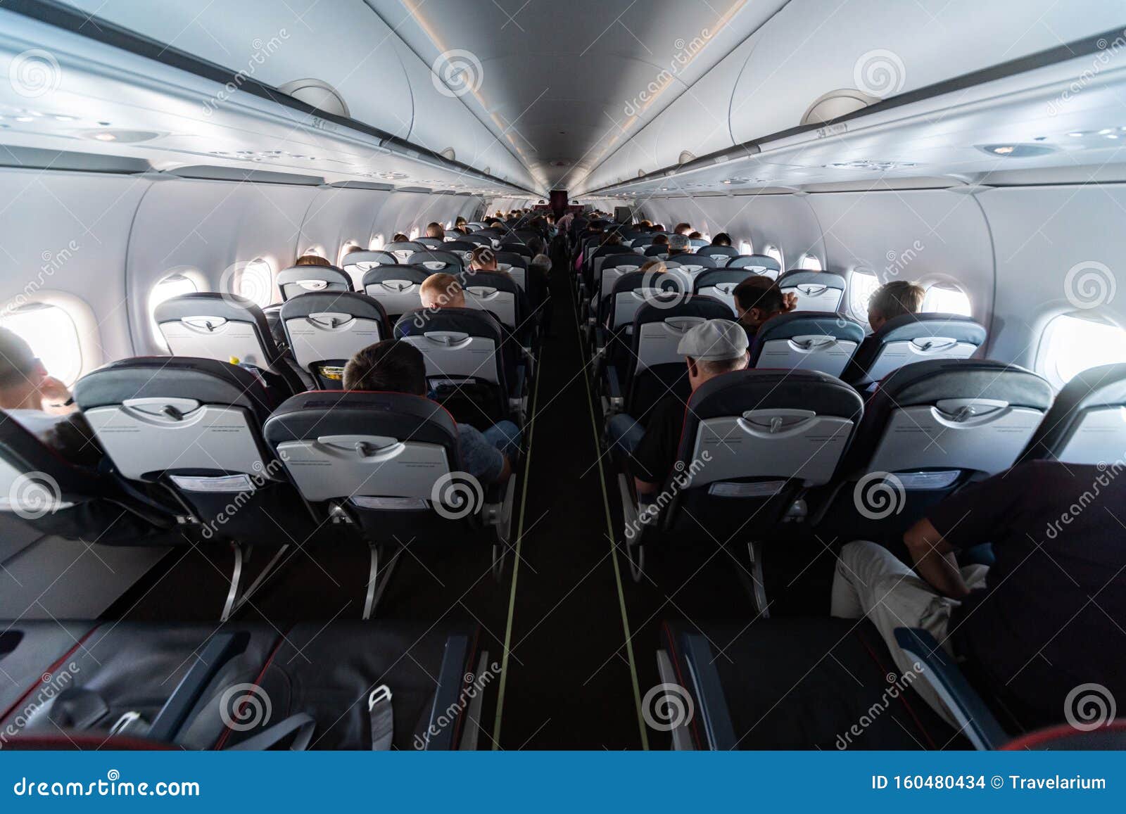 带乘客的飞机舱座新型廉价航空公司的经济类别 无延误或取消航班库存照片 图片包括有新型廉价航空公司的经济类别 无延误或取消航班 带乘客的飞机舱座