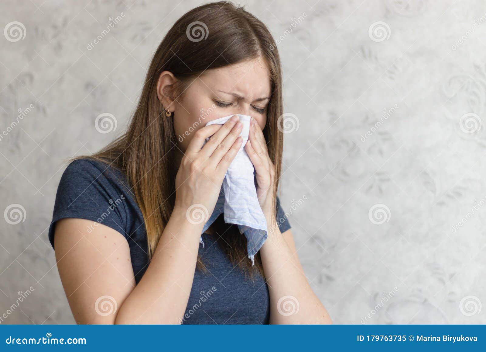 带手帕的病妇坐在家里 身上有烟道 病毒 寒冷 季节性过敏症状年轻女人打鼻子或库存图片 图片包括有疼痛 女孩