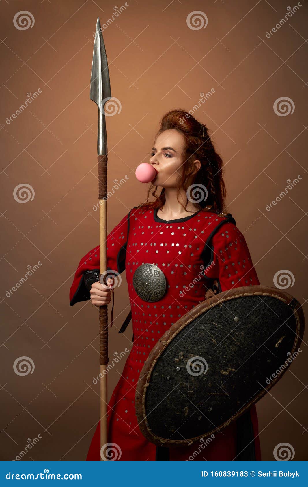 带盾枪和口香糖的女斯巴达战士库存图片 图片包括有 带盾枪和口香糖的女斯巴达战士库存图片 图片包括有