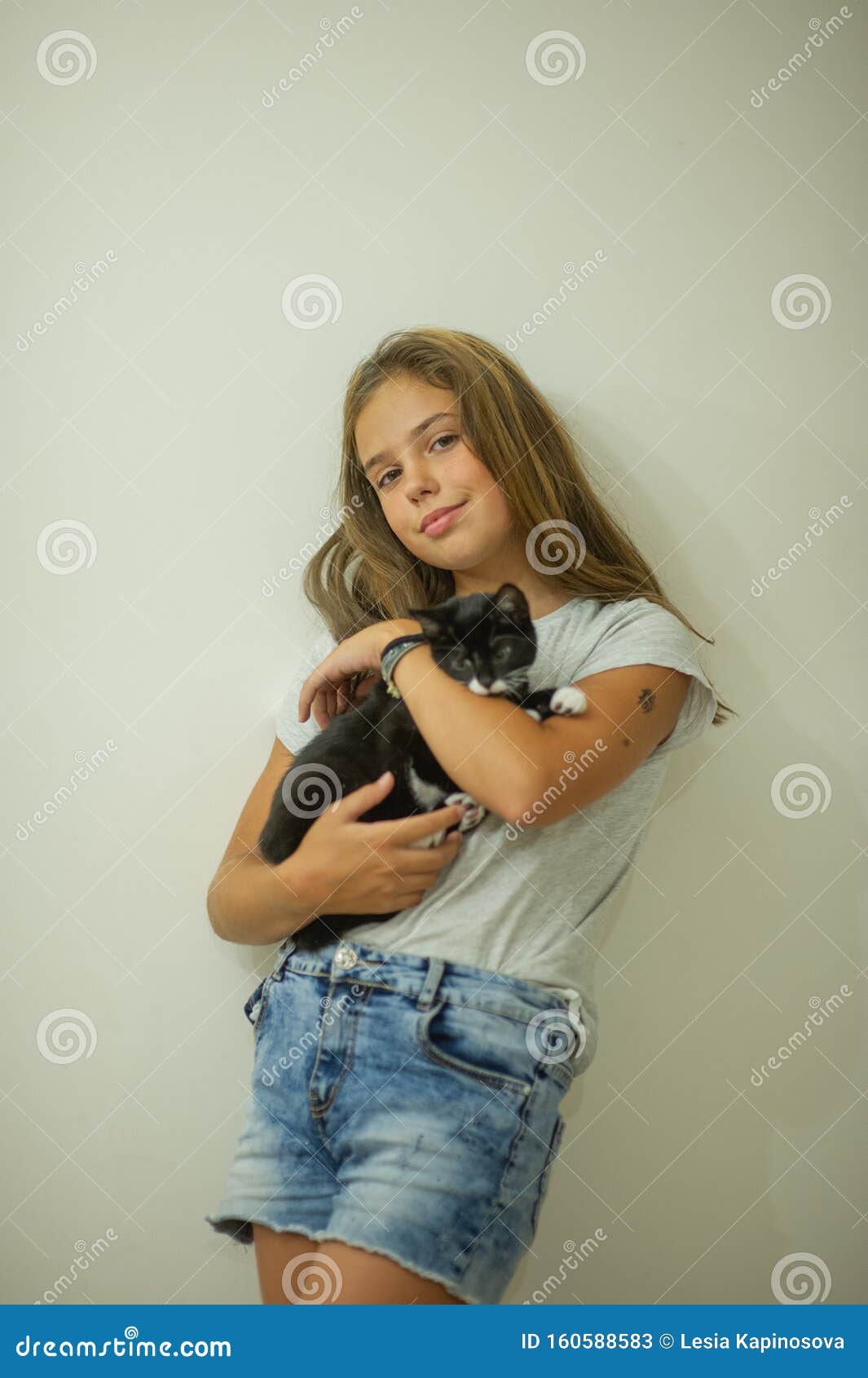 带着可爱猫咪的白人女孩库存图片 图片包括有有吸引力的 关心 似猫 子项 逗人喜爱 女孩