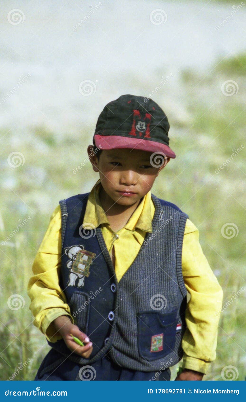 带黄色衬衫和帽子的藏族男孩编辑类照片 图片包括有带黄色衬衫和帽子的藏族男孩 带黄色衬衫和帽子的藏族男孩编辑类照片 图片包括有带黄色衬衫和帽子的藏族男孩