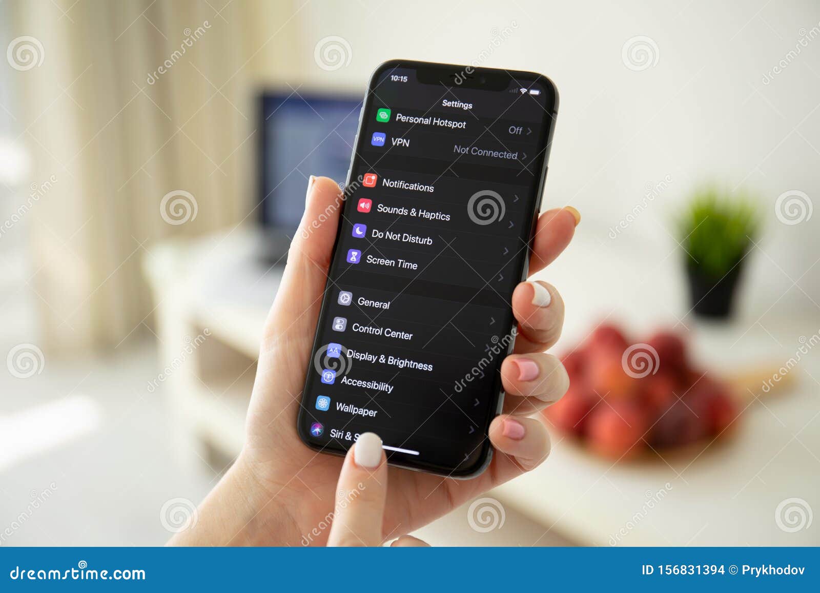 带ios 13暗模式的女性手持iphone X 编辑类库存图片 图片包括有现有量 电子 计算机
