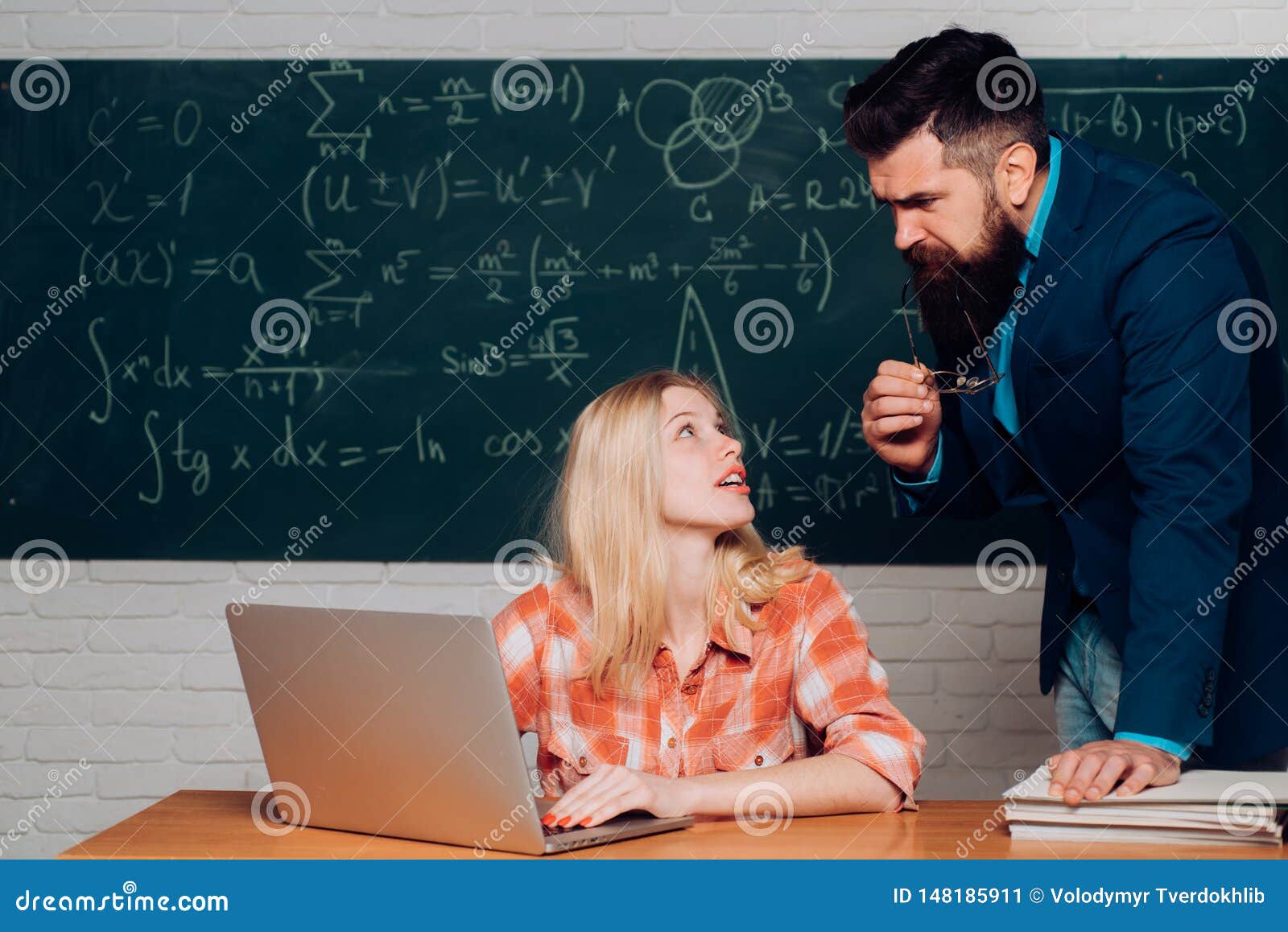 帮助他的学生的有胡子的家庭教师学生校园教育知识概念老师和学生一起坐在库存图片 图片包括有老师和学生一起坐在 帮助他的学生的有胡子的家庭教师 148185911