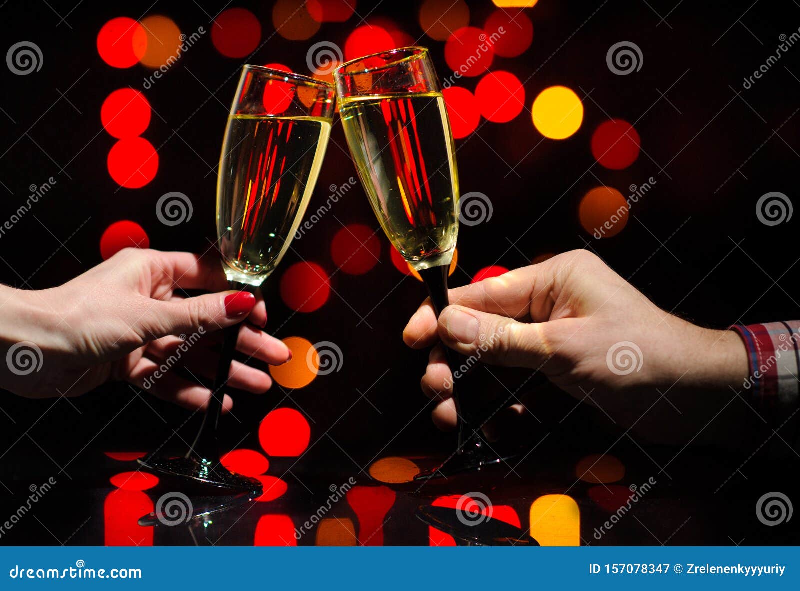 干杯 一对夫妇用香槟笛欢呼库存图片 图片包括有金子 承办酒席 黄柏 豪华 打赌的人 生日