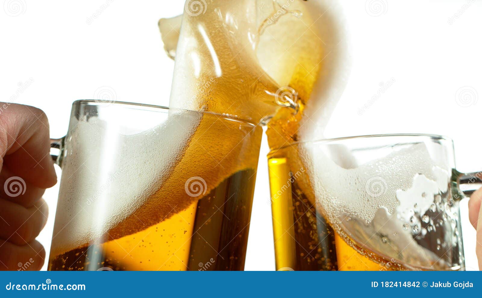 干杯 两杯白色背景的啤酒杯库存照片 图片包括有酒精 液体 查出 详细资料 杯子 水罐 干杯 两杯白色背景的啤酒杯库存照片 图片包括有酒精 液体 查出 详细资料 杯子 水罐