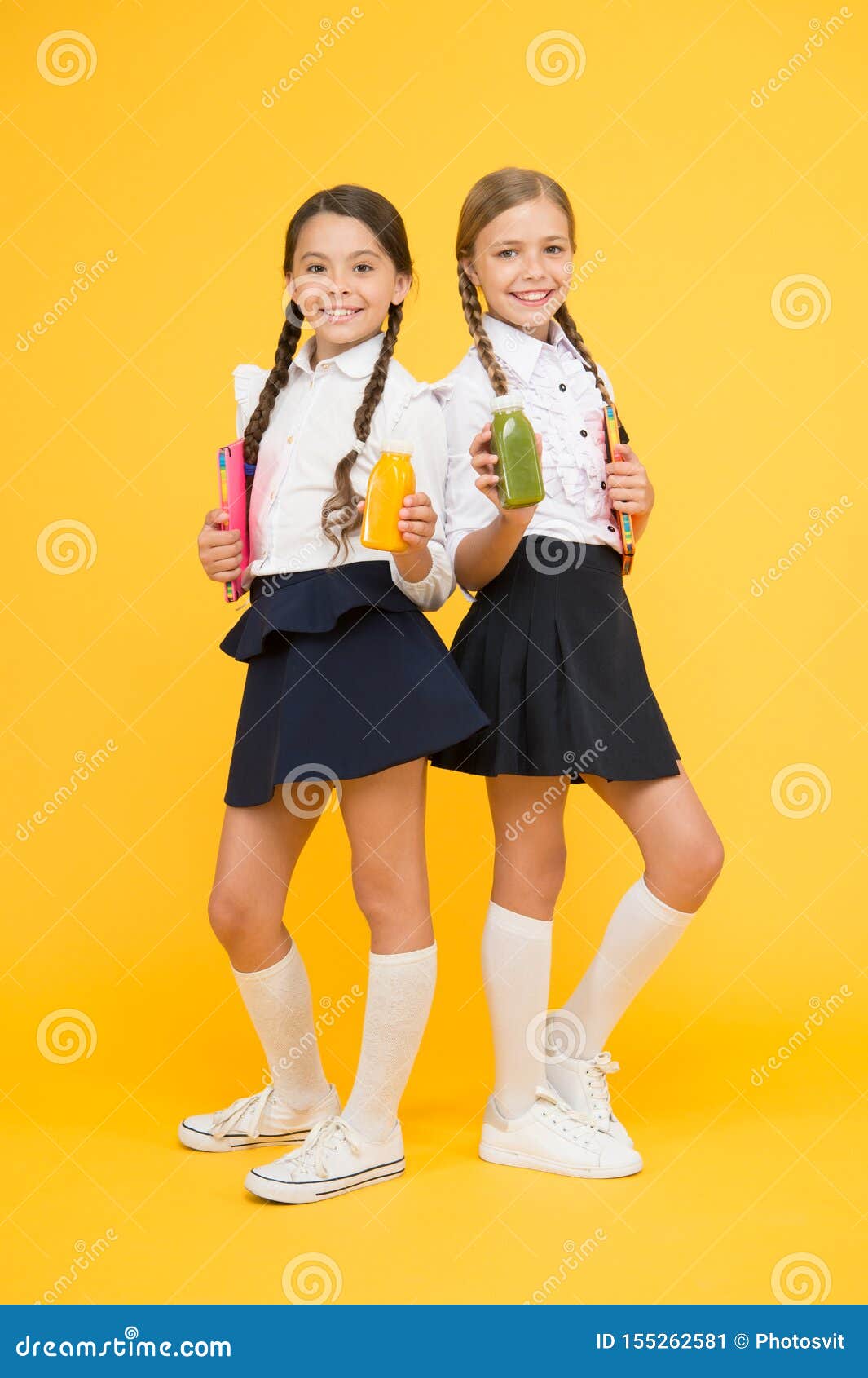 干渴和失水r 拿着在黄色背景的女小学生汁液瓶止干渴库存图片 图片包括有孩子 愉快
