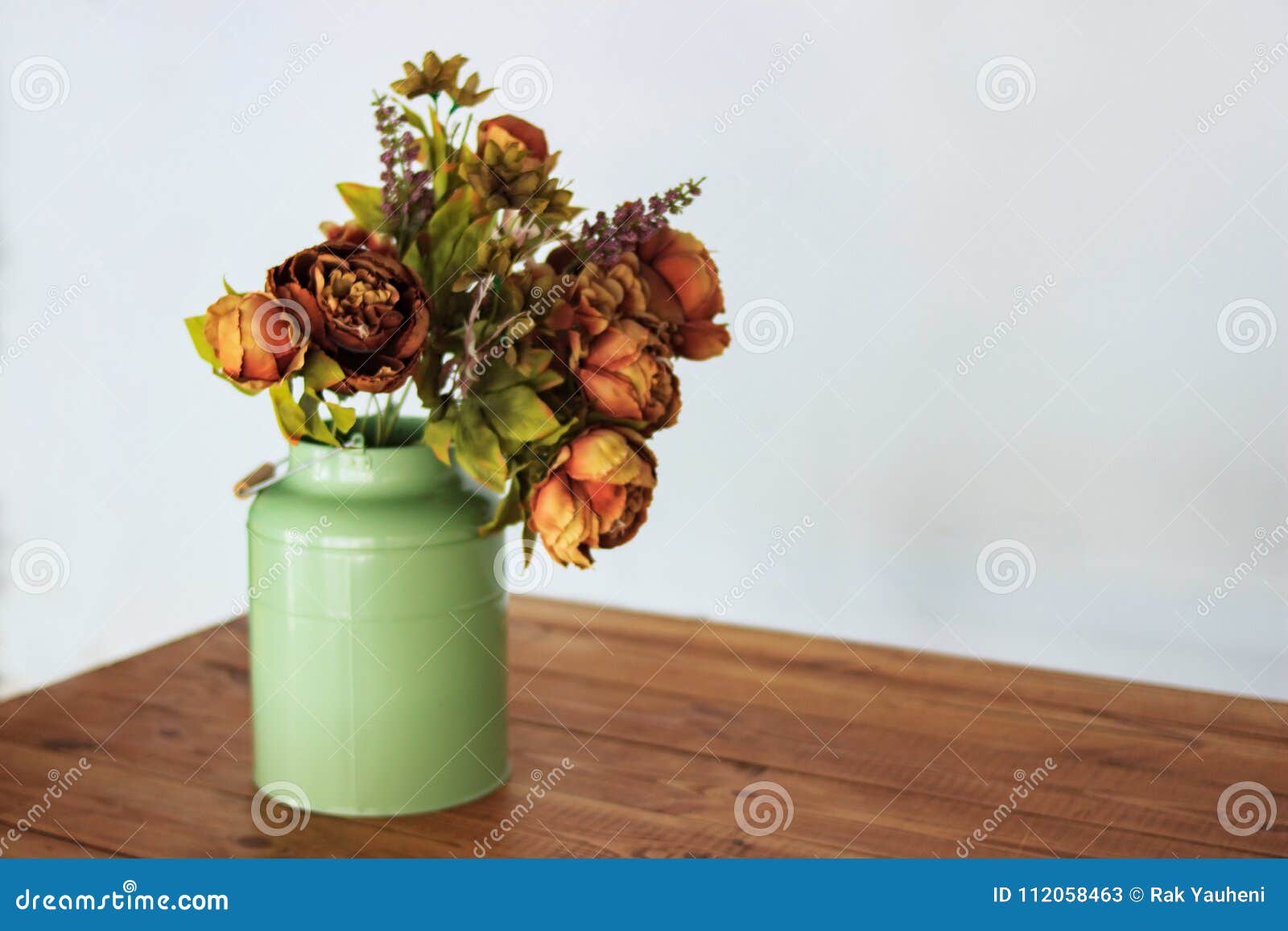 干花花束在花瓶的在桌和光背景干花花束在花瓶的干燥花库存图片 图片包括有庭院 特写镜头
