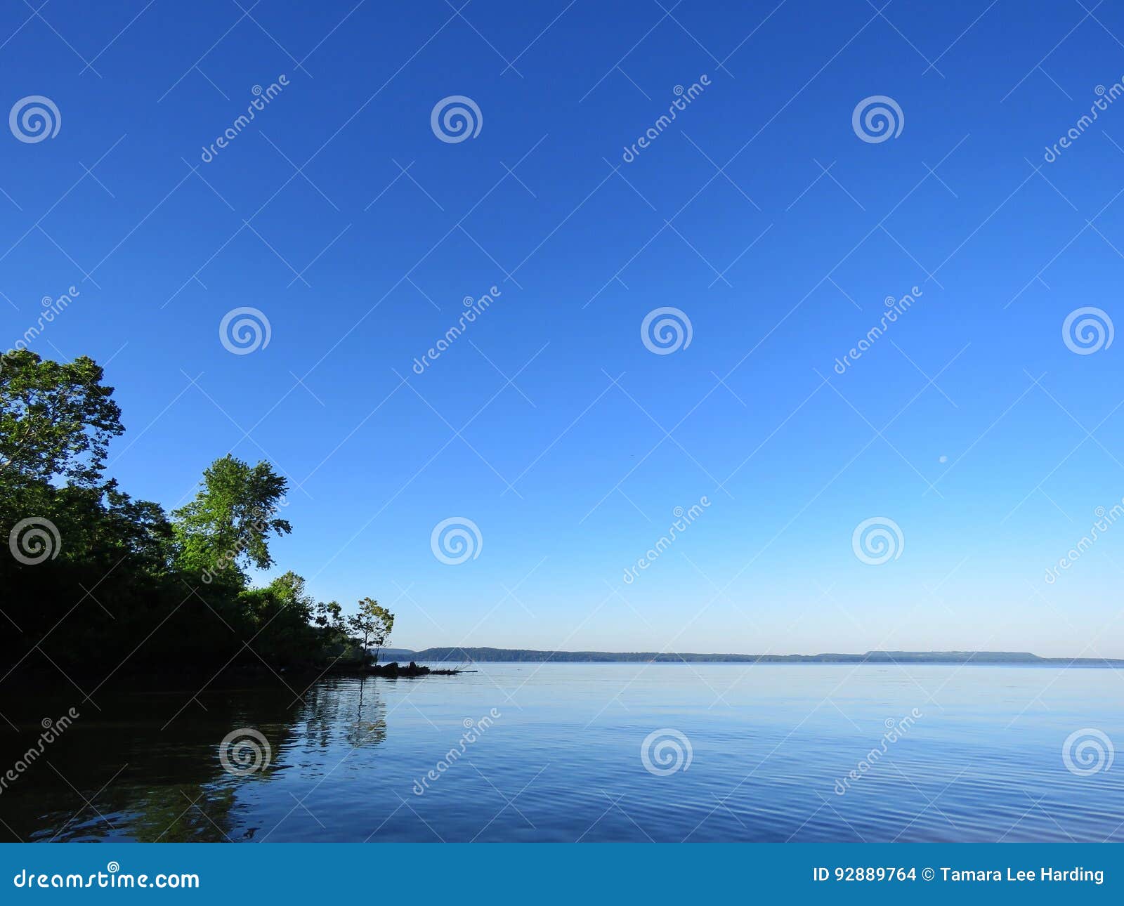 平安的早晨 湖在黎明 与树的镇静湖背景库存照片 图片包括有和平 人们 蓝色 没人 黎明 俄克拉何马