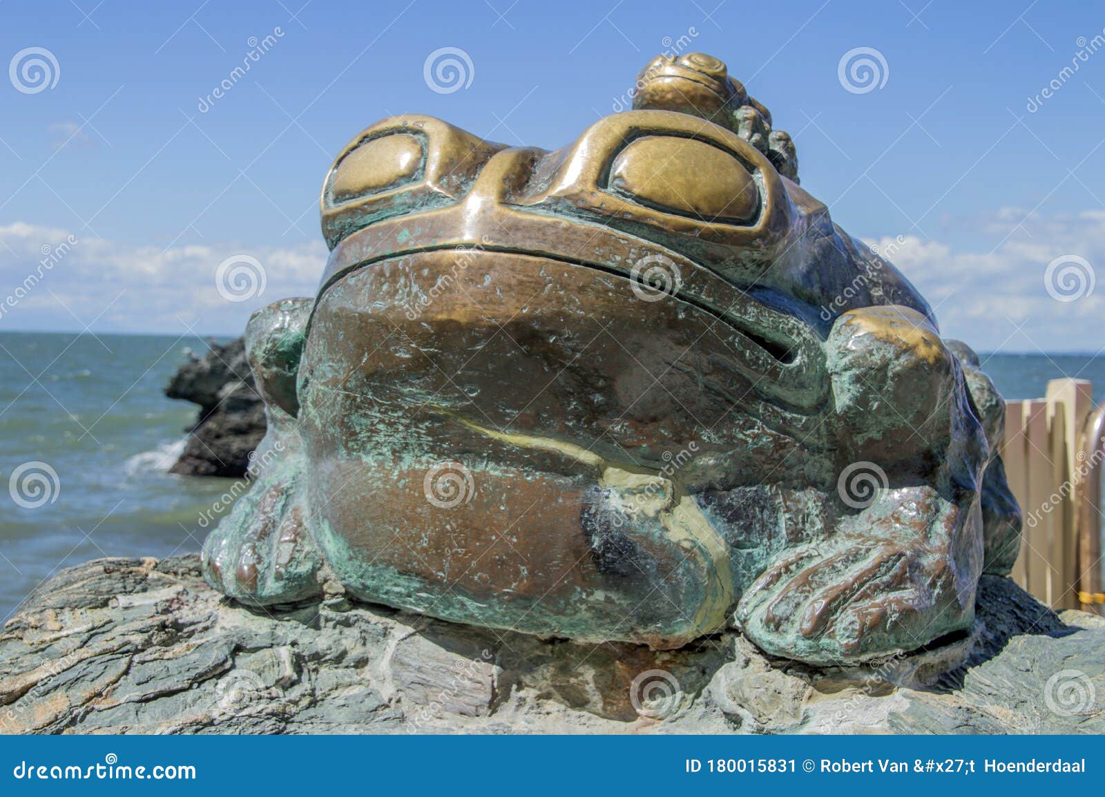 15年日本伊势宫本岩结石前的青蛙雕像编辑类照片 图片包括有故事 地标 荷兰 室外 子项