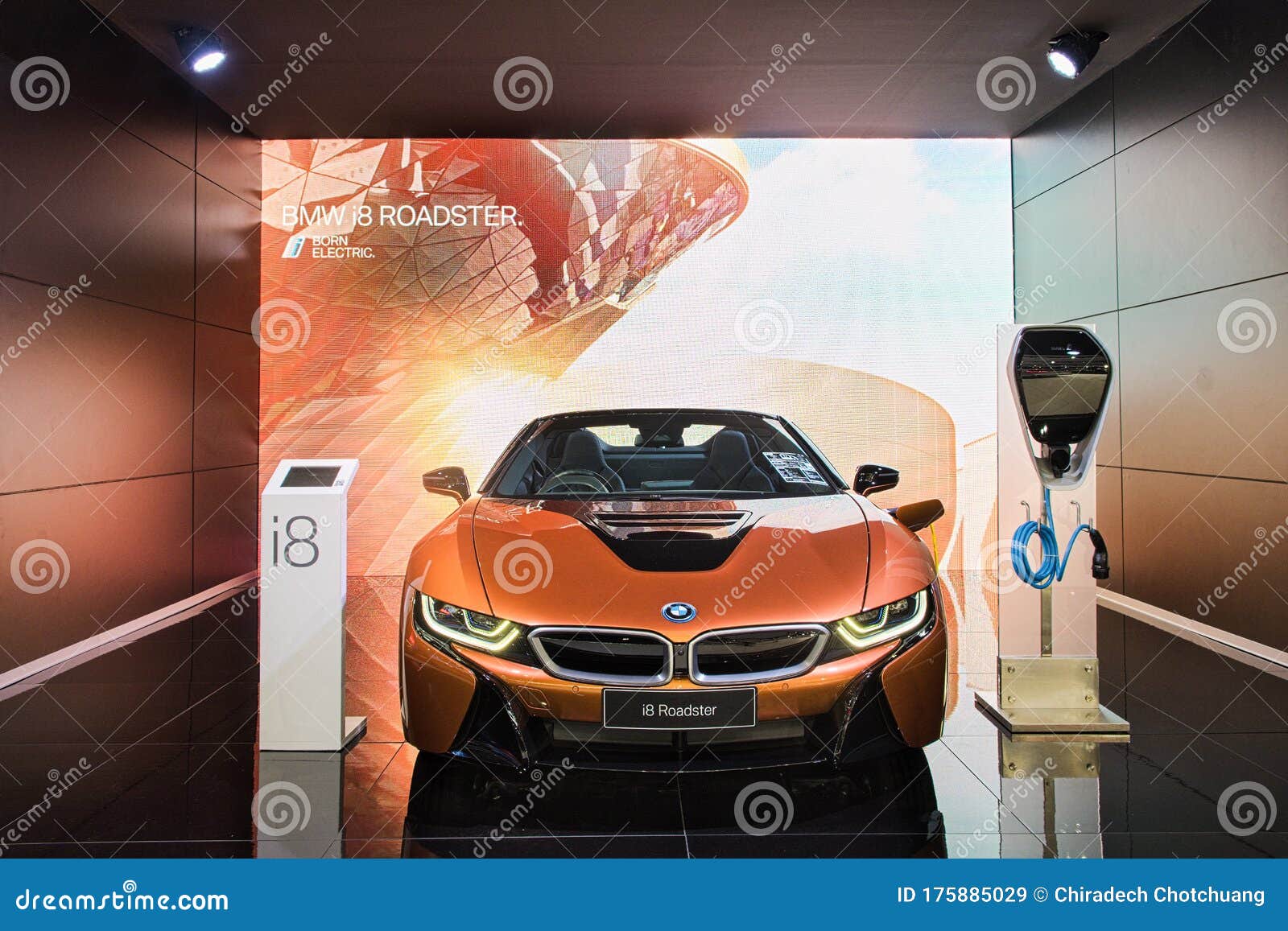 19年第40届曼谷国际汽车展上展示的bmw I8带充电器跑车展编辑类库存图片 图片包括有i8带充电器跑车展 19年第40届曼谷国际汽车展上展示的bmw