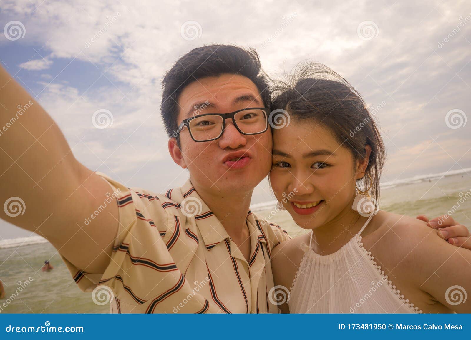 年轻 快乐 浪漫的亚洲韩国情侣享受度假自拍照 在美丽的海滩上玩得开心库存照片 图片包括有韩文 恋人 173481950