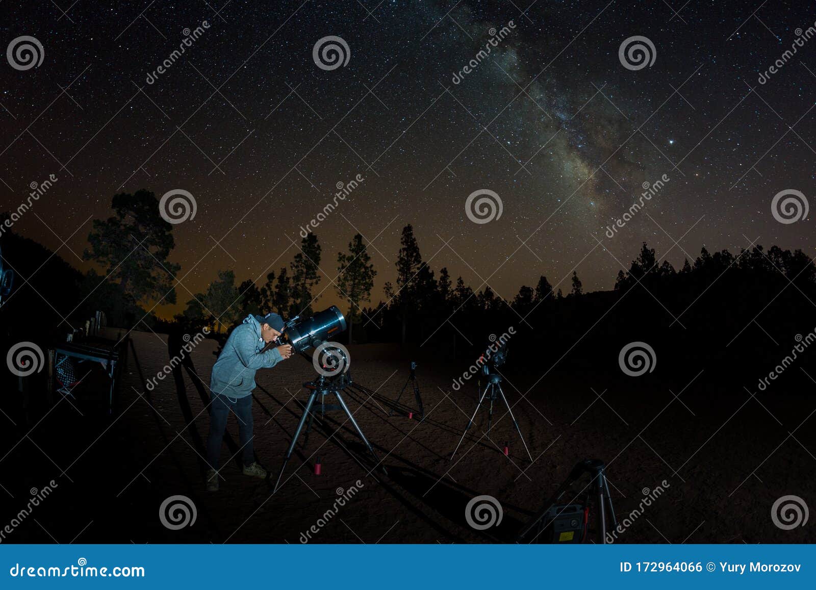 年轻人用望远镜观察星空背景夜景中松林环绕的山峰库存照片 图片包括有测试 背包 制作 梯度 年轻人用望远镜观察星空背景夜景中松林环绕的山峰库存照片 图片包括有测试 背包 制作 梯度