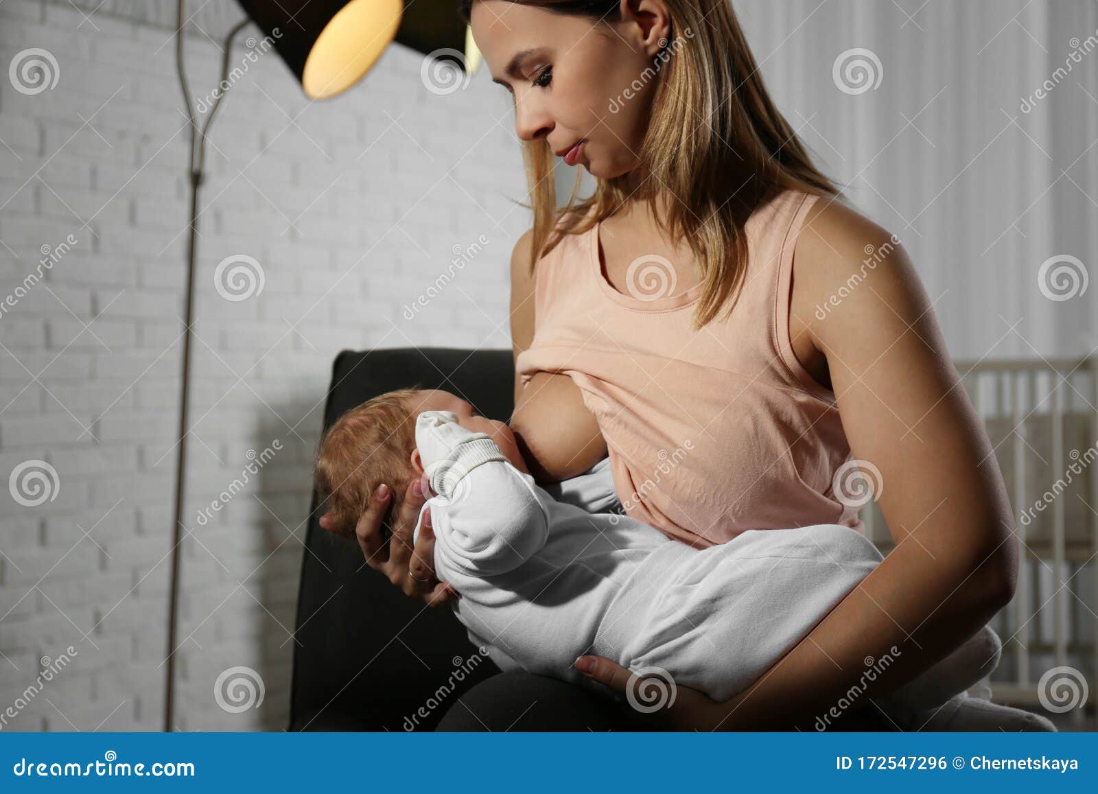 年轻女人在母乳喂她的小婴儿库存照片 图片包括有背包 胸骨 成人 愉快 拥抱 关心 婴儿