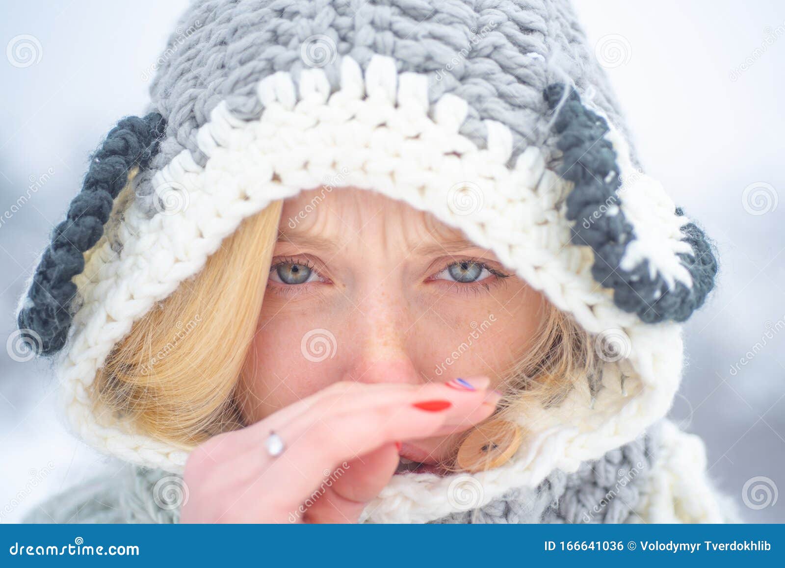 年轻女性流感和鼻子的画像冬树附近有刮鼻器的年轻妇女带餐巾的女人库存照片 图片包括有公用 女性 年轻女性流感和鼻子的画像冬树附近有刮鼻器的年轻妇女带餐巾的女人库存照片 图片包括有公用 女性