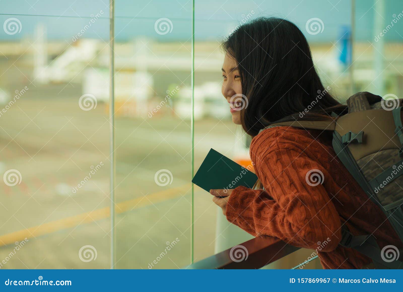 年轻快乐兴奋的亚洲韩国女学生 背着背包 在机场出发休息室透过玻璃看飞机库存图片 图片包括有 年轻快乐兴奋的亚洲韩国女学生 背着背包 在机场出发休息室透过玻璃看飞机库存图片 图片包括有