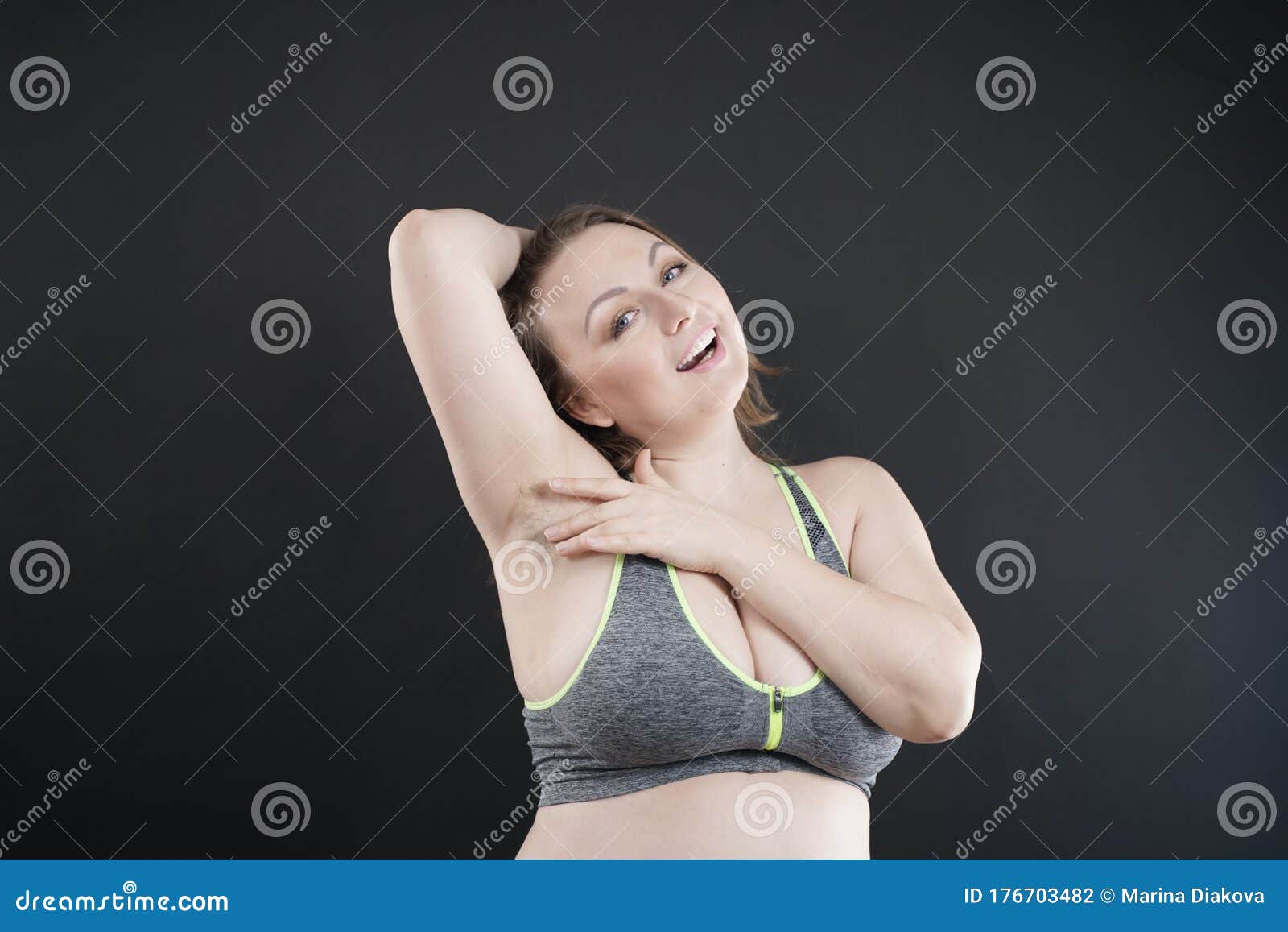 年轻快乐的白人女性 看她的腋窝库存照片 图片包括有有吸引力的 长毛 成人 手指 气味 愉快