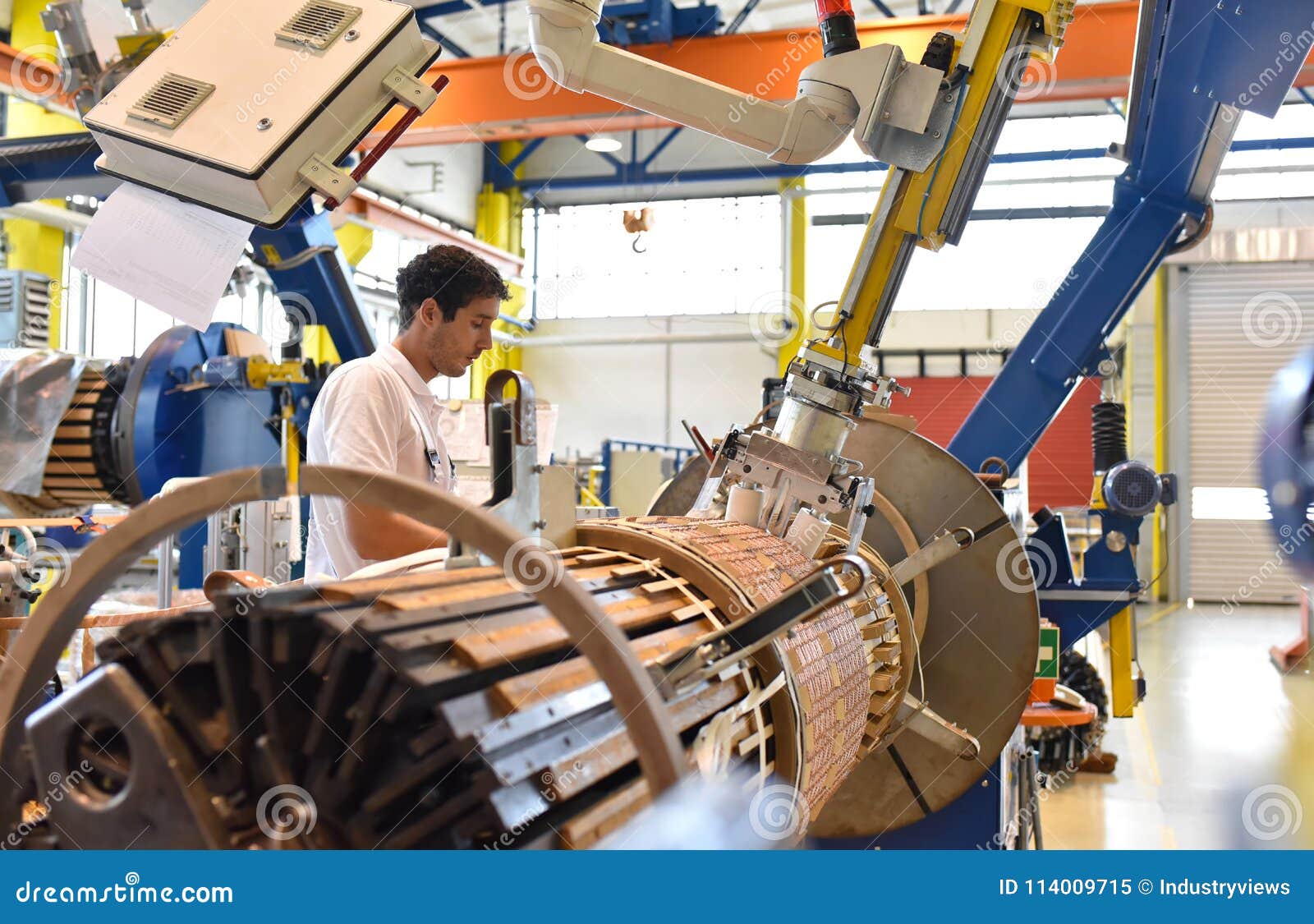 年轻机械工程工作者操作windi的一个机器库存图片 图片包括有制造 建筑 生产 年轻 电汇