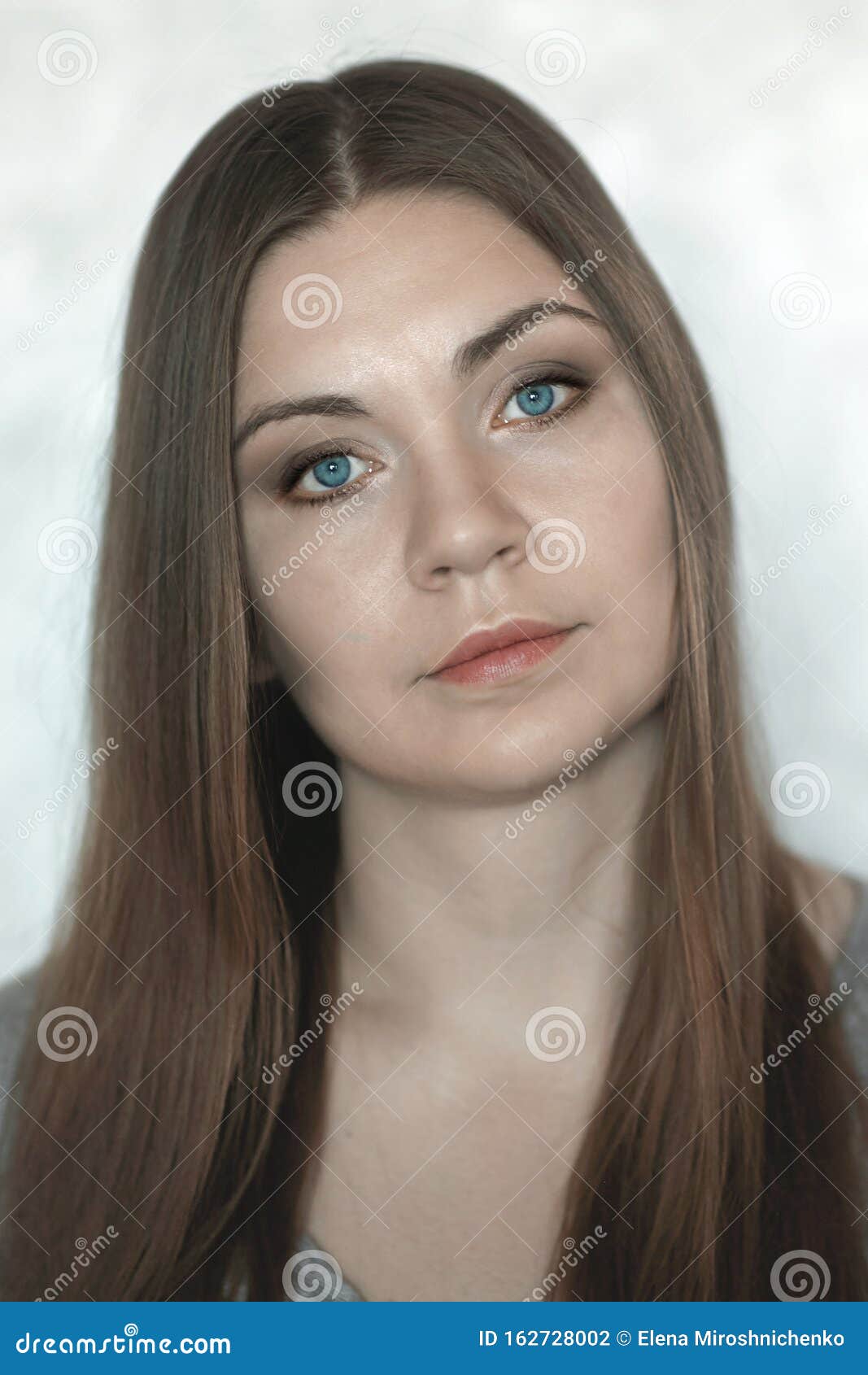 年轻漂亮的白人女性 真实美丽 个性鲜明 与镜头一视同仁库存照片 图片包括有头发 黑暗