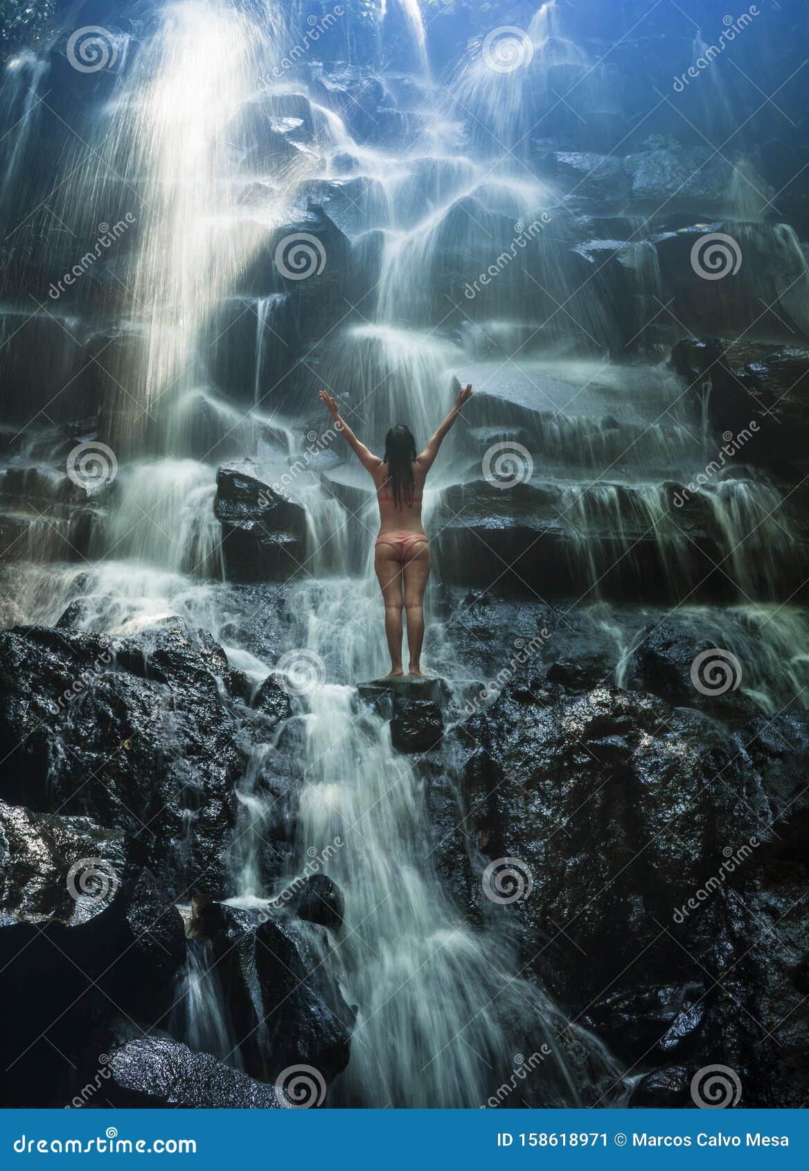 年轻美丽幸福的比基尼女人在热带天堂瀑布中享受大自然的自然画像库存图片 图片包括有峡谷 生活方式