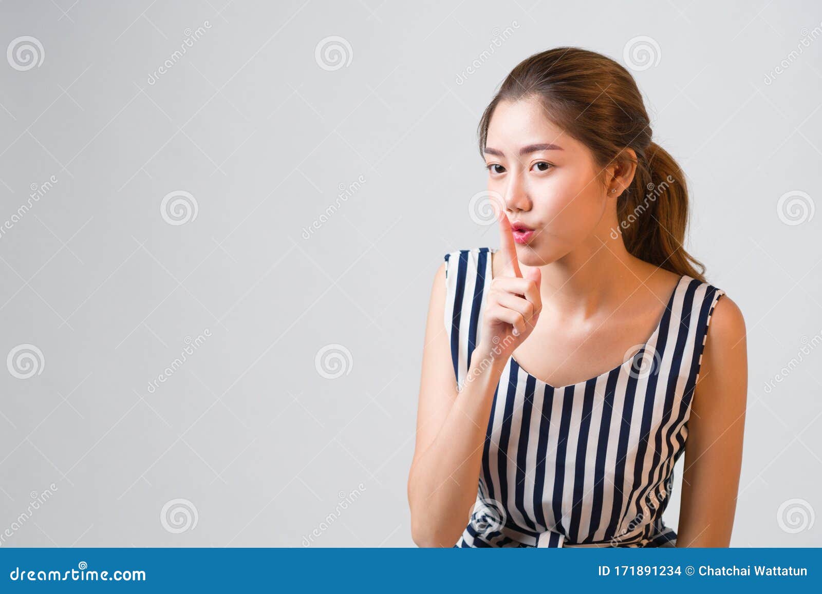 年轻美丽的亚洲女性唇上手指静默画像库存照片 图片包括有年轻美丽的亚洲女性唇上手指静默画像