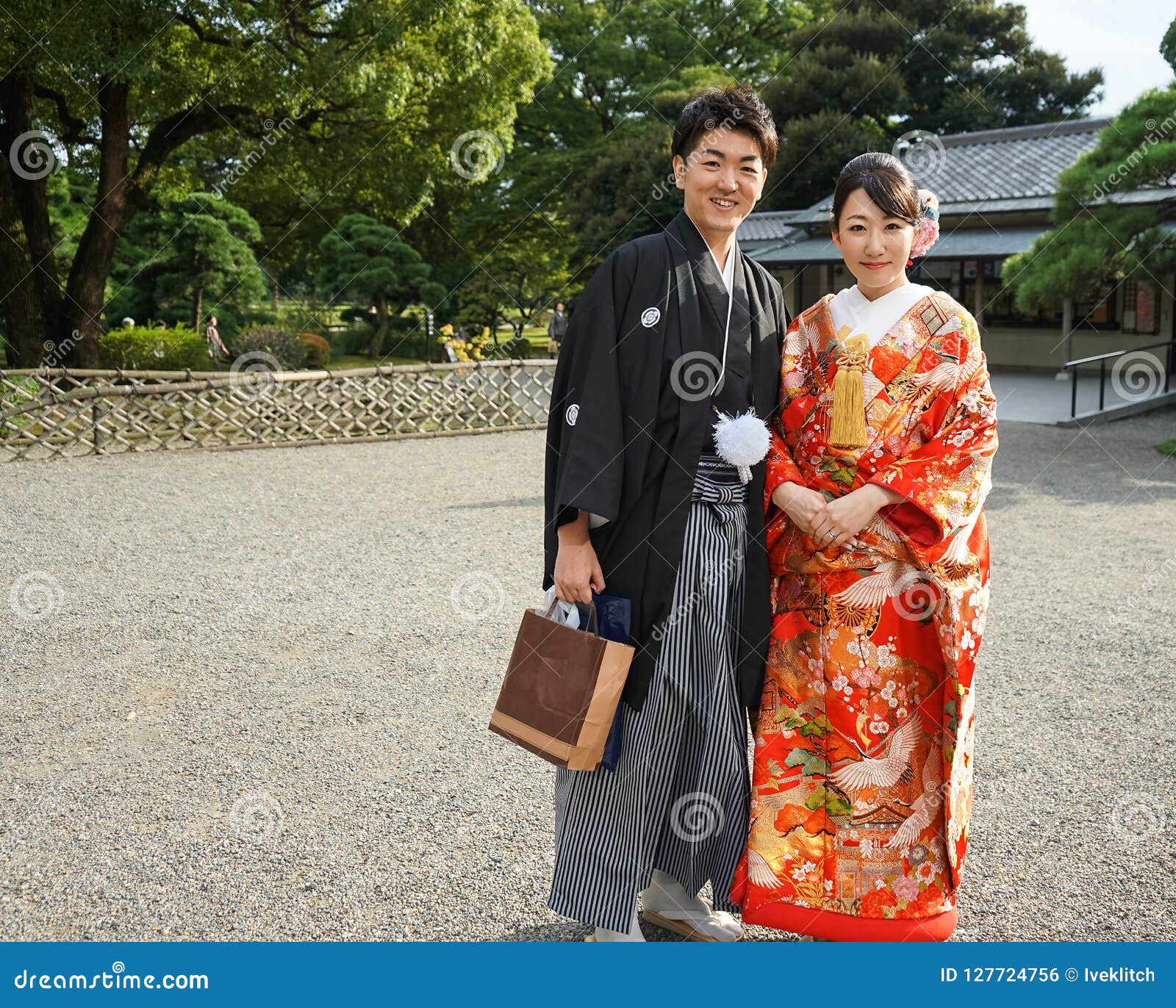年轻美好的日本夫妇在全国日本服装在街道城市东京 日本穿戴了并且拍摄了编辑类照片 图片包括有服装 背包 年轻美好的日本夫妇在全国日本服装在街道城市东京 日本穿戴了并且拍摄了编辑类照片 图片包括有服装 背包