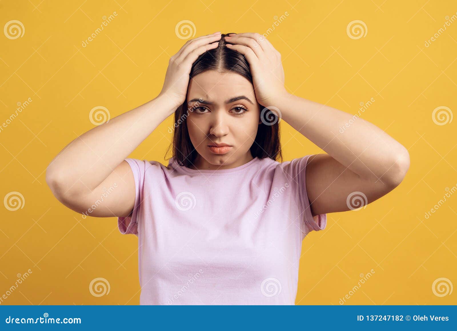 年轻 被激怒的女孩劫掠的头库存照片 图片包括有 年轻 被激怒的女孩劫掠的头库存照片 图片包括有