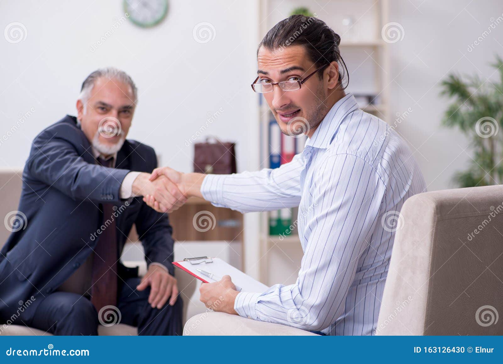年迈的男医生心理医生库存照片 图片包括有开户的 可行 生意人 患者 会议 精神病学 精神病医生