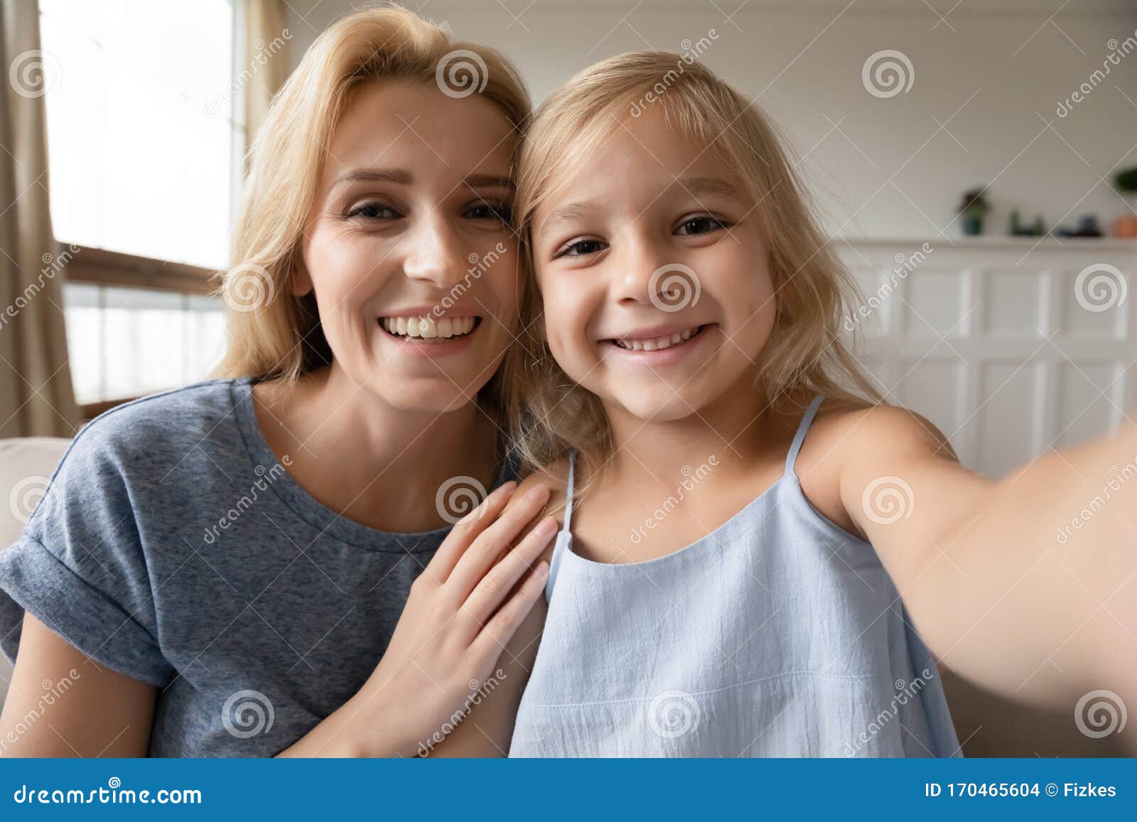 幼女与有魅力的年幼母亲自拍库存照片 图片包括有幼女与有魅力的年幼母亲自拍