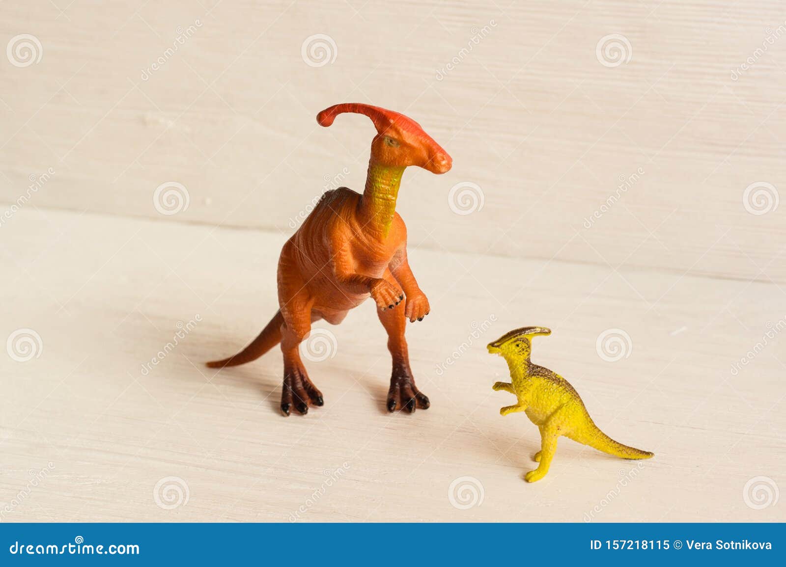 Parasavrolophus有幼仔正面图 灭绝的古代生物和孩子们喜欢的玩具塑料恐龙形象库存图片 图片包括有镇痛药 收藏页