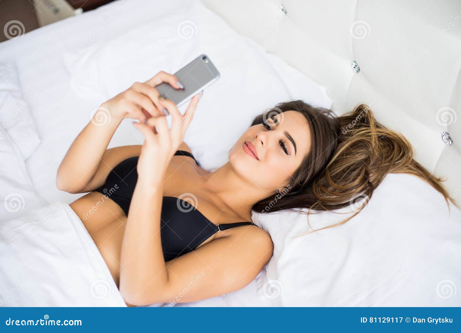 Лежит вибратор. Девушка лёжа в телефоне. Девушка в телефоне лежа в кровати. Девушка лежит с телефоном в руках. Похудение лёжа в телефоне.