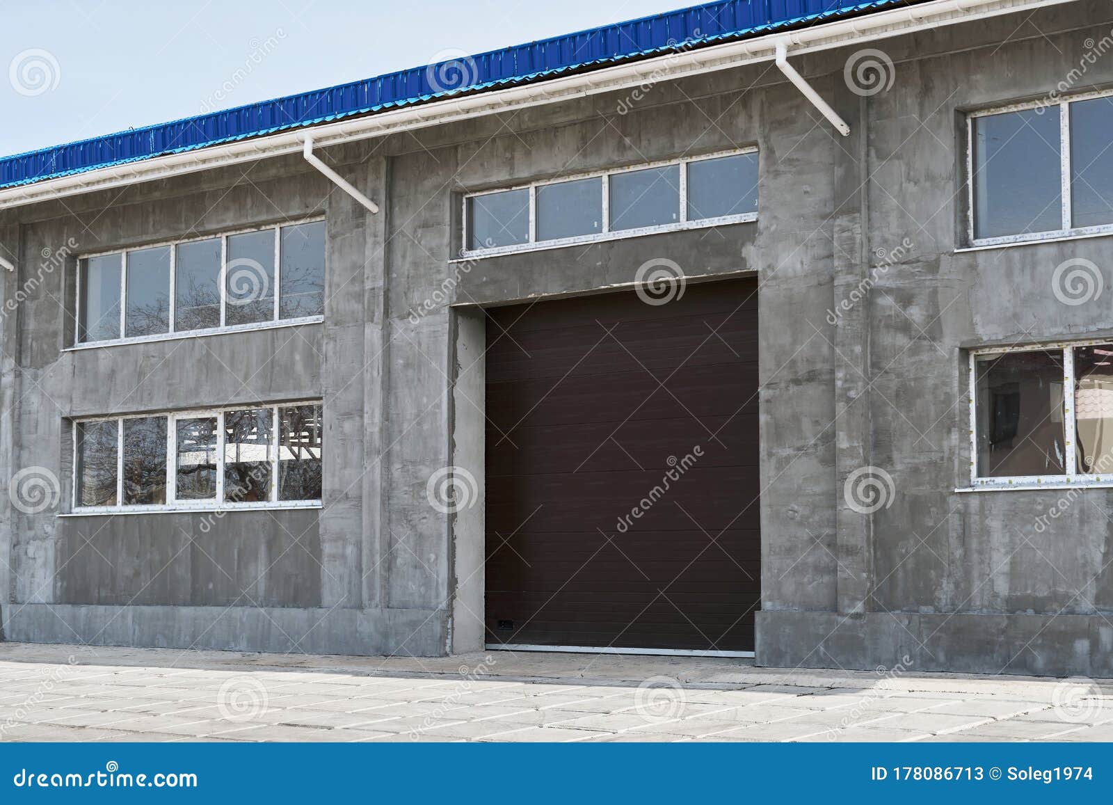 建造或翻新带有大门的单层建筑 如车库或修理店 窗户和灰灰泥库存图片 图片包括有家庭 增强