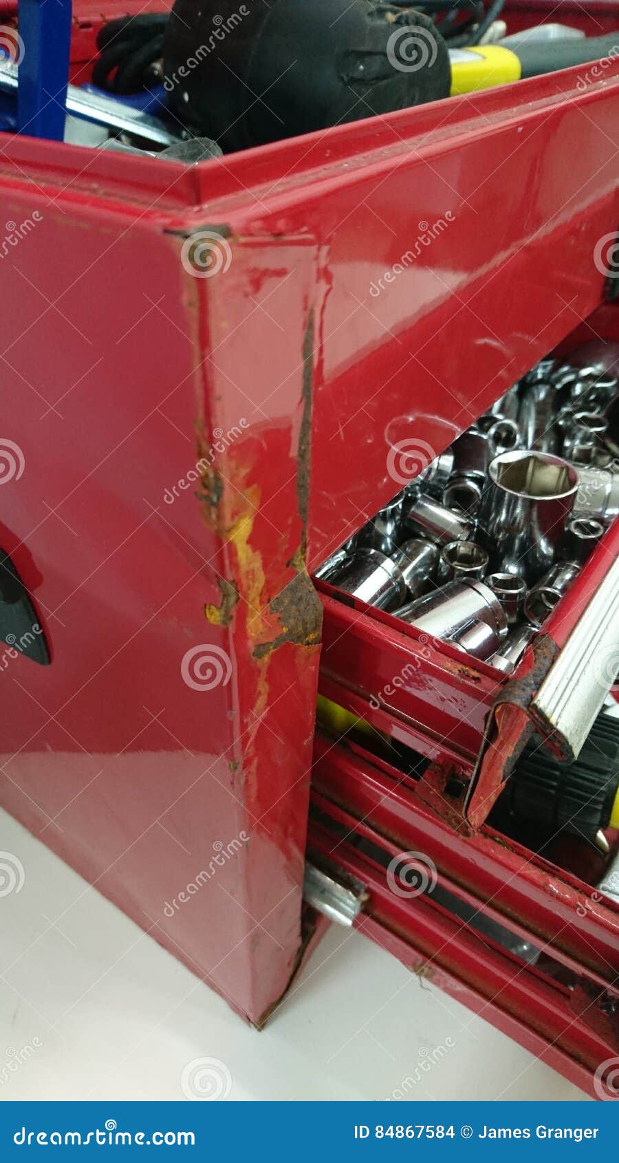 开放红色生锈的老的工具箱库存照片 图片包括有积累 汽车 技工 工程师 开放 工作 棚车
