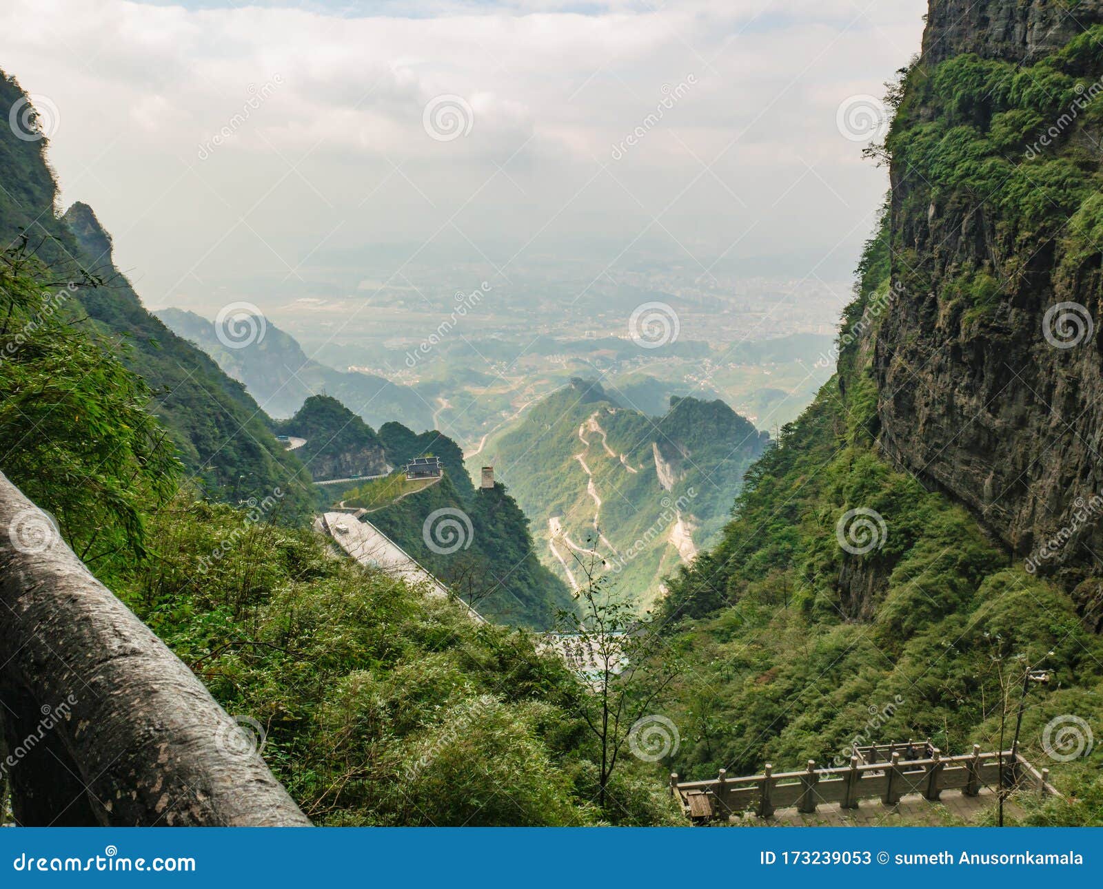 张家界天门山国家公园天门洞美景库存图片 图片包括有峭壁 风景 上升 天空 本质 聚会所 张家界天门山国家公园天门洞美景库存图片 图片包括有峭壁 风景 上升 天空 本质 聚会所
