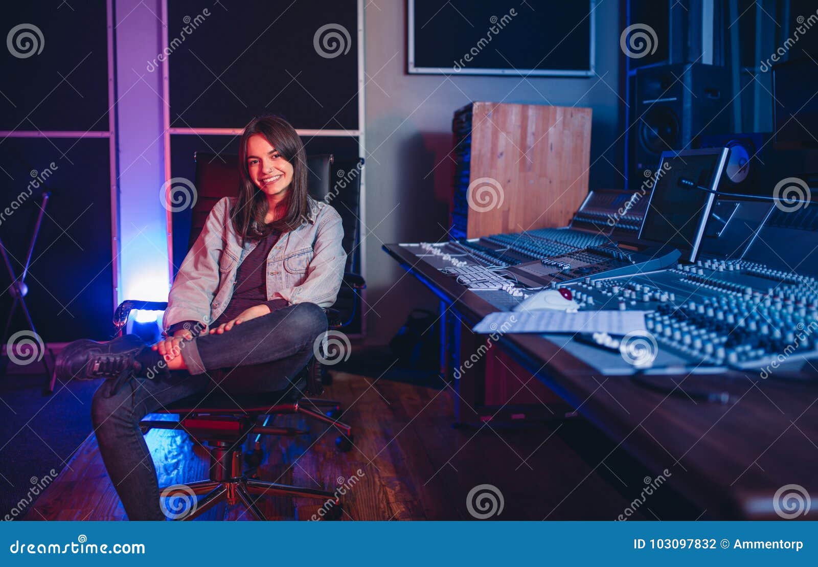 录音演播室的女性音乐作曲家库存照片 图片包括有查找 调平器 记录 歌唱家 一个 愉快