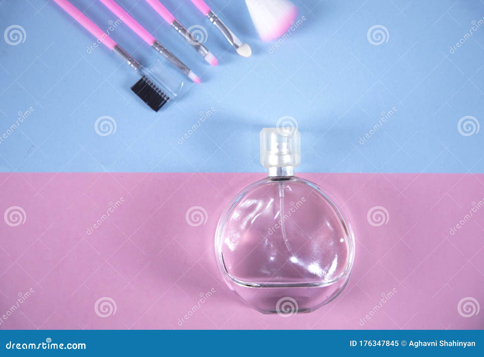 彩桌上的香水瓶库存图片 图片包括有彩桌上的香水瓶 彩桌上的香水瓶库存图片 图片包括有彩桌上的香水瓶