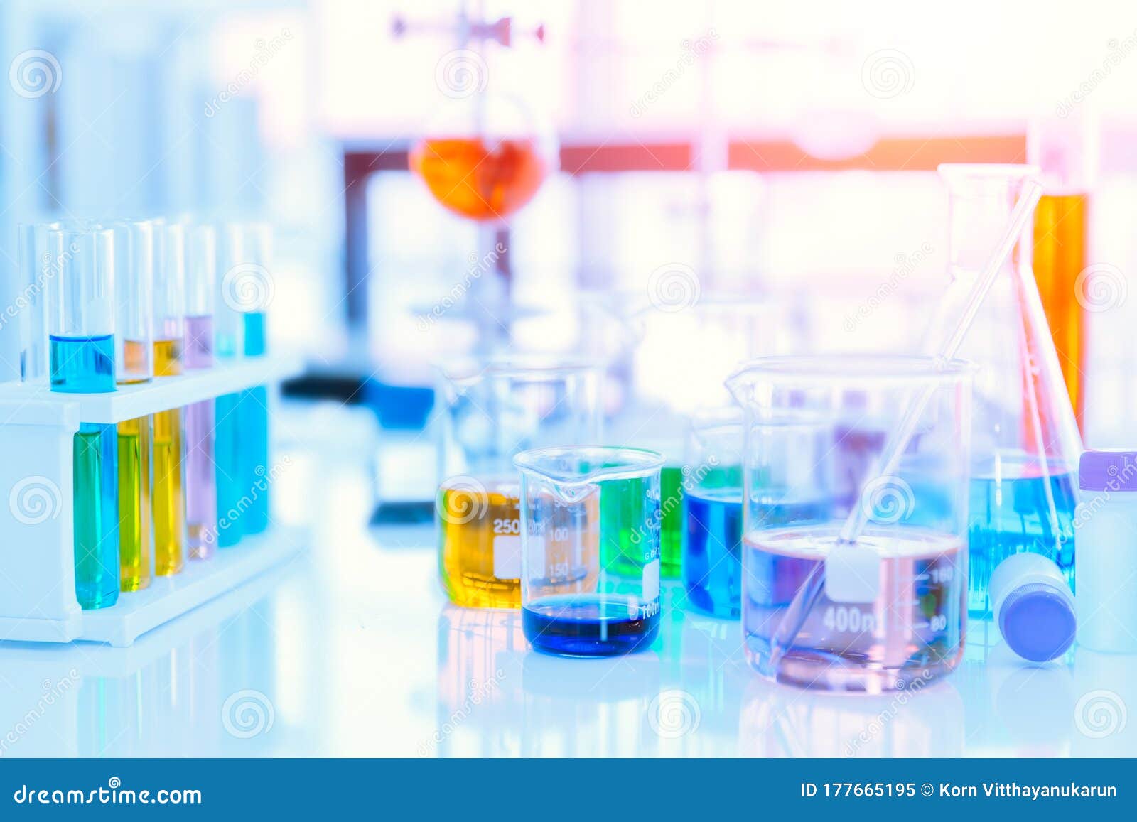 彩色液体背景科学化学实验室或医学实验室玻璃瓶库存图片 图片包括有背包 玻璃器皿 诊所 远期 彩色液体背景科学化学实验室或医学实验室玻璃瓶库存图片 图片包括有背包 玻璃器皿 诊所 远期
