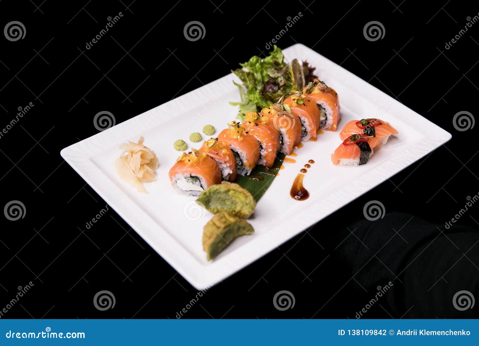 彩虹寿司卷寿司菜单日本食物被分类的寿司顶视图库存照片 图片包括有