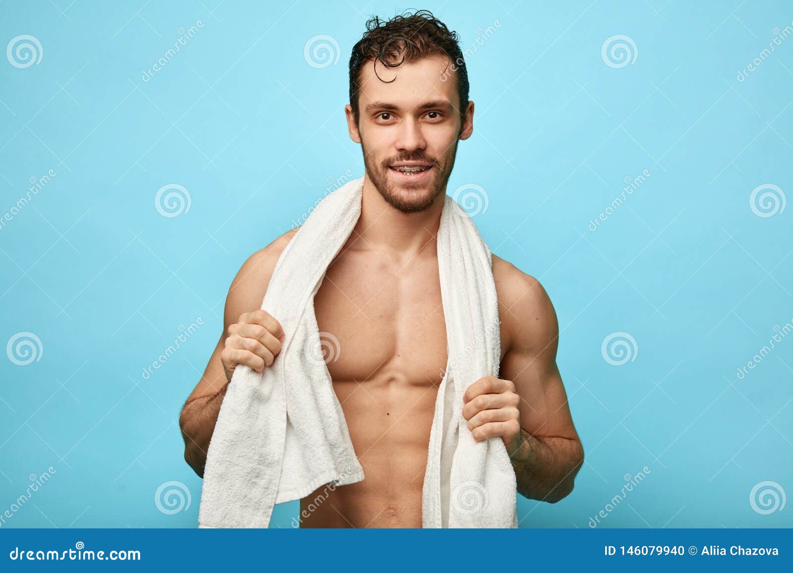很好修造有毛巾的令人敬畏的愉快的帅哥在脖子上库存照片 图片包括有查出 适应 方便 肌肉 讲西班牙语的美国人
